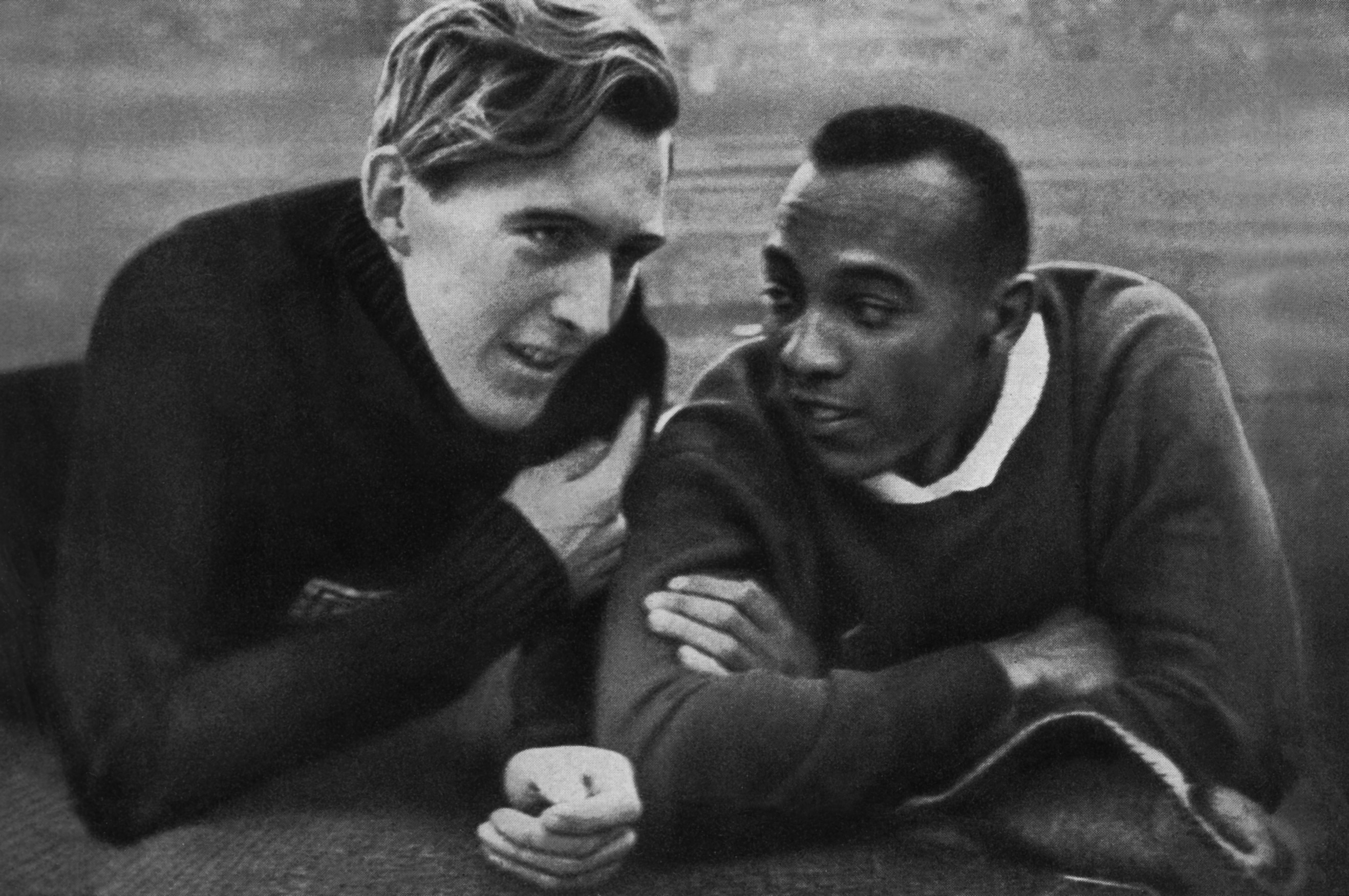 Jesse Owens e il campione tedesco Luz Long parlano insieme allo stadio di Berlino durante una pausa dalle gare. Da avversari diventano poi amici, rimandendoci per tutta la vita