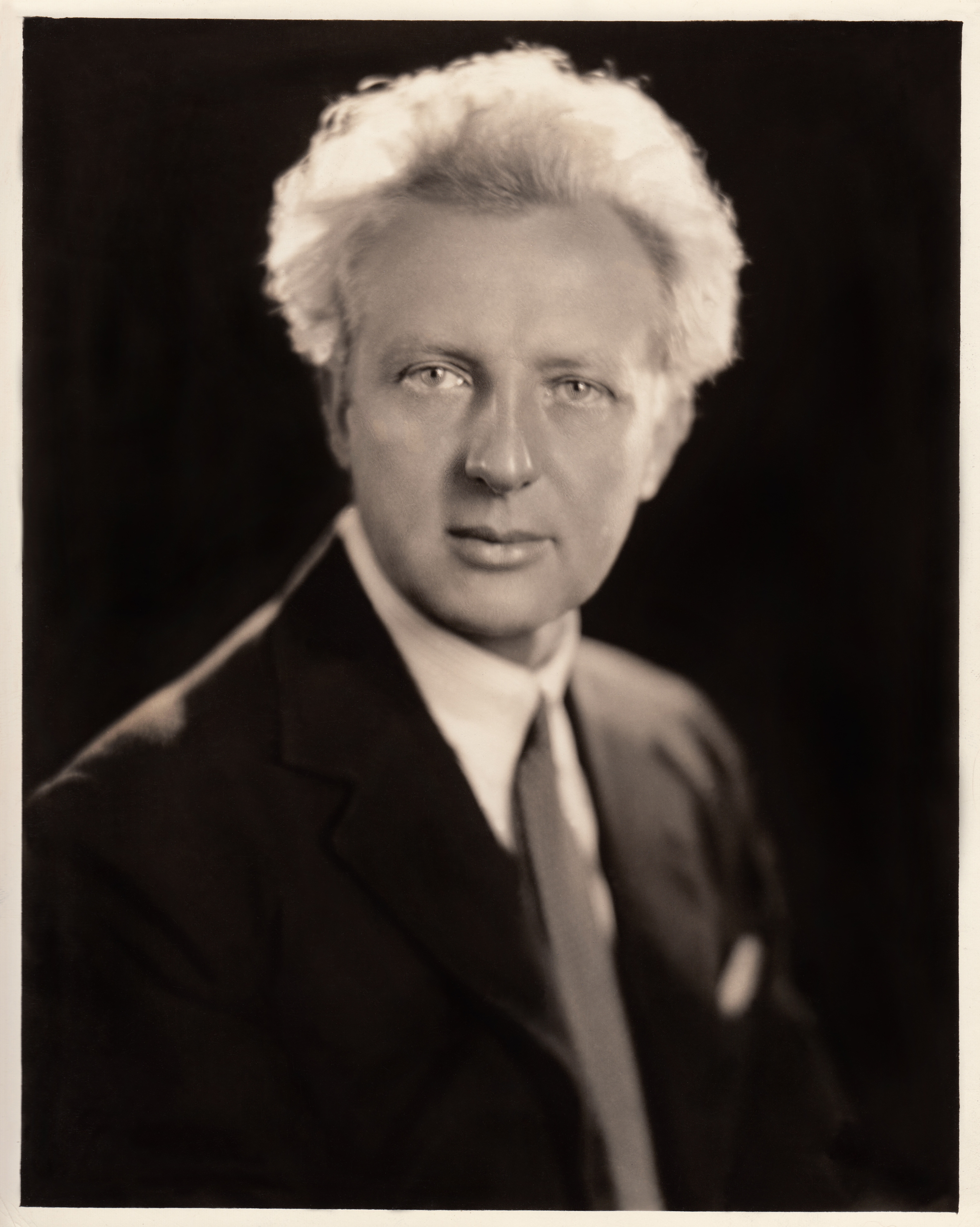 Leopold Stokowski, direttore d’orchestra. Fu lui che consigliò a Walt Disney di realizzare il suo primo lungometraggio interamente musicale, “Fantasia”, del quale curò la scelta dei brani, le trascrizioni, l’orchestrazione e la direzione dell’orchestra