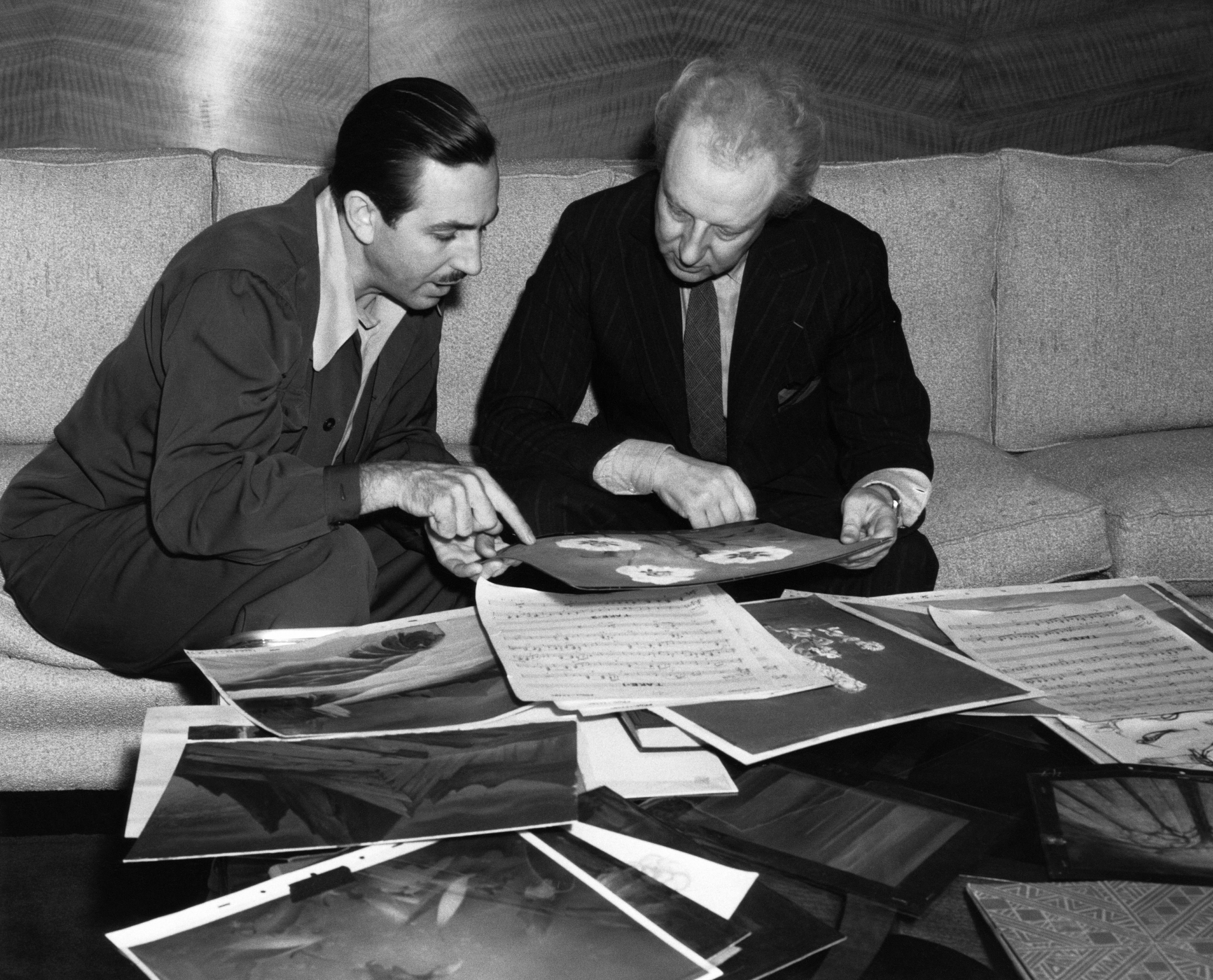 Walt Disney e Leopold Stokowski studiano le partiture della colonna sonora di “Fantasia”
