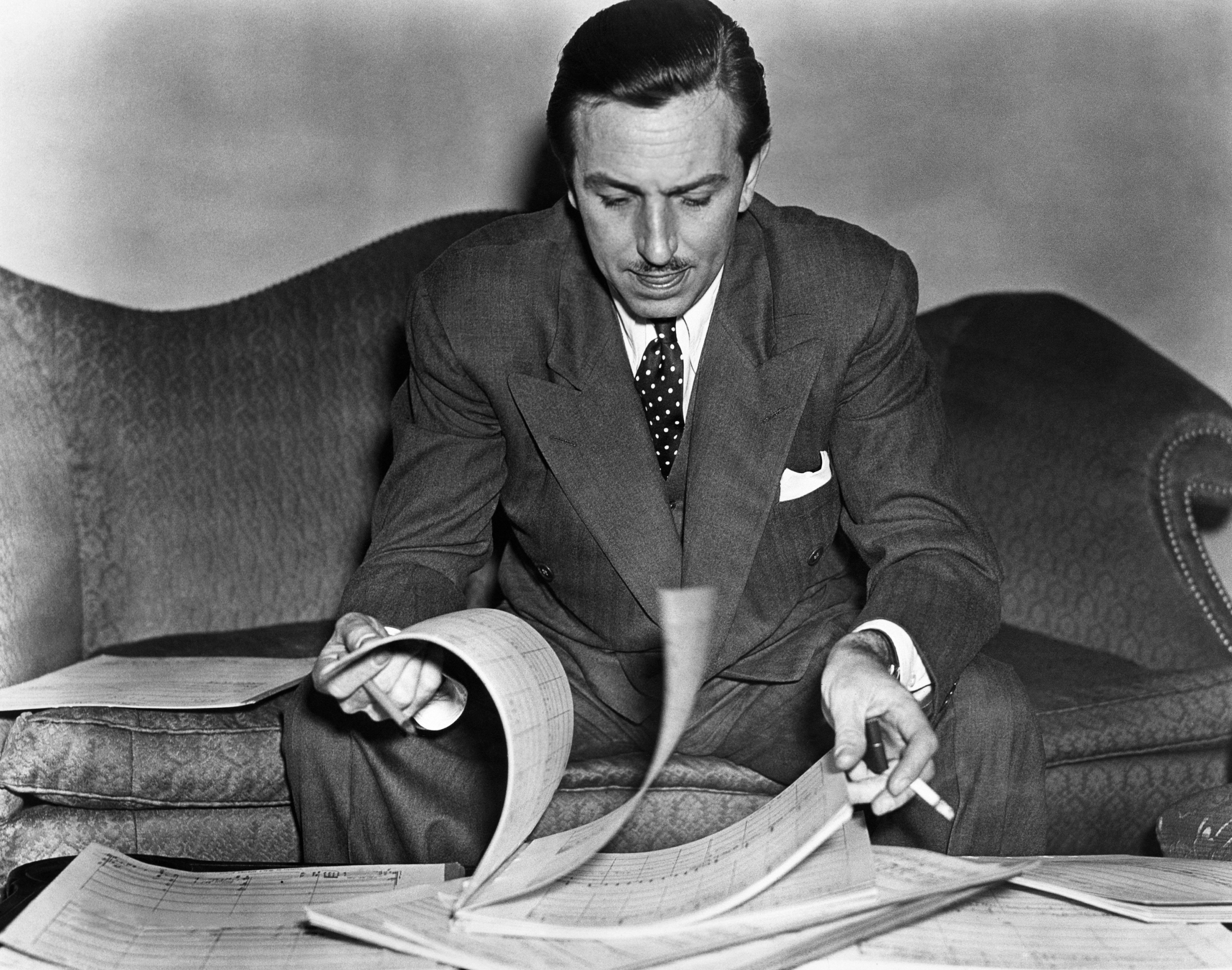 Walt Disney studia le partiture della colonna sonora di “Fantasia”