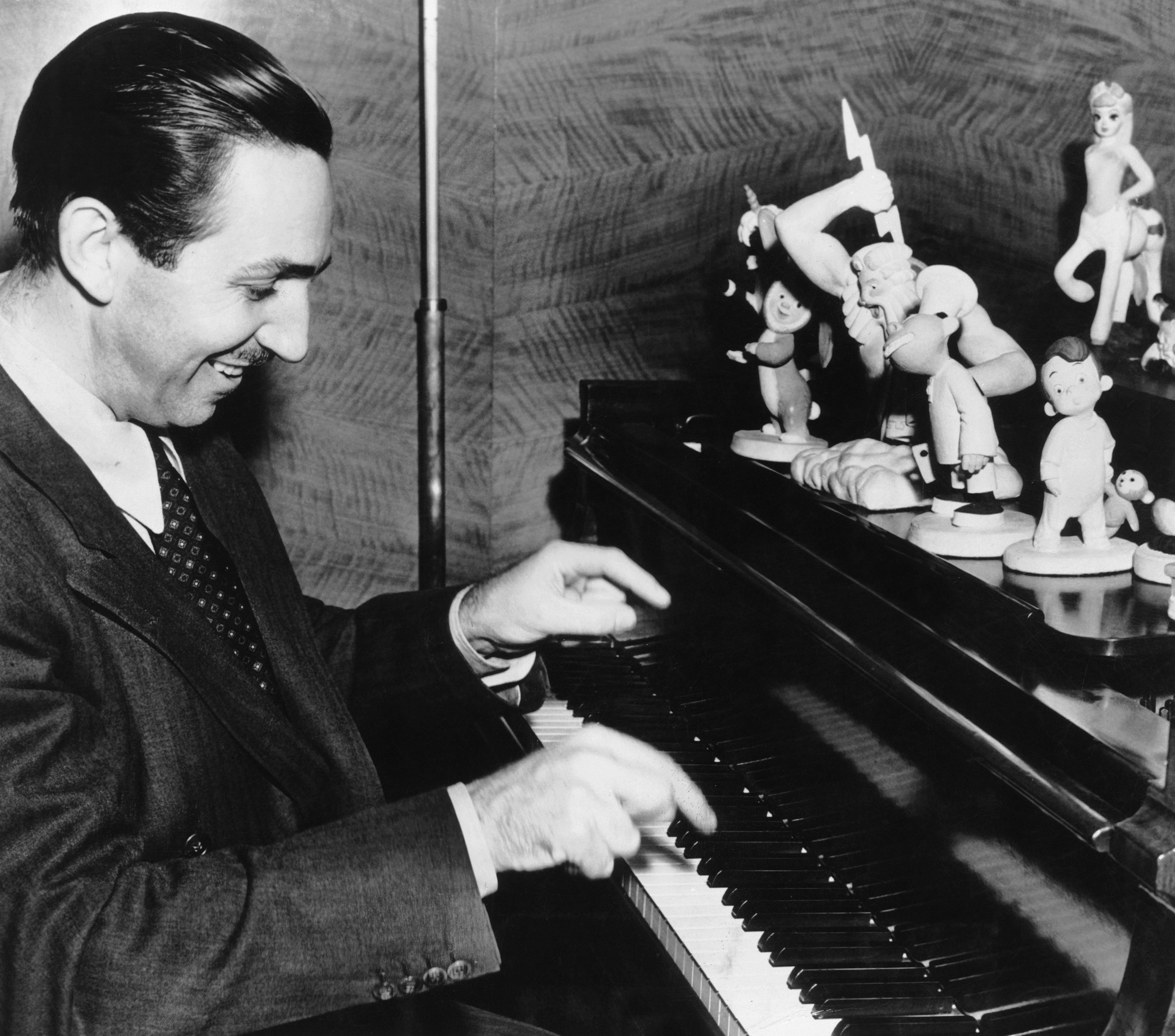 Walt Disney esegue al piano qualche motivo tratto dalle colonne sonore dei propri film