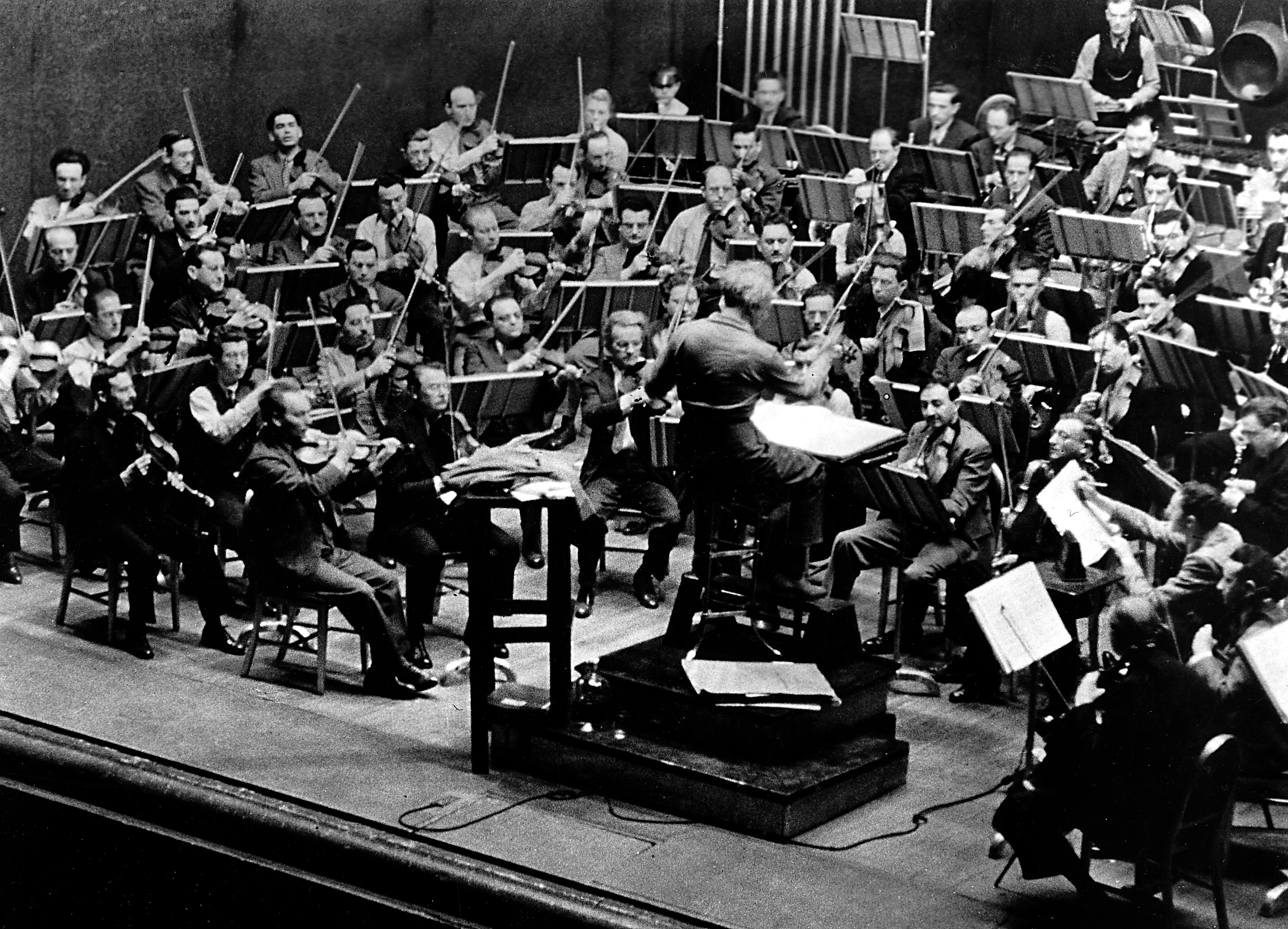 Leopold Stokowski, alla guida della Philadelphia Simphony Orchestra, registra la colonna sonora di “Fantasia” (1940)
