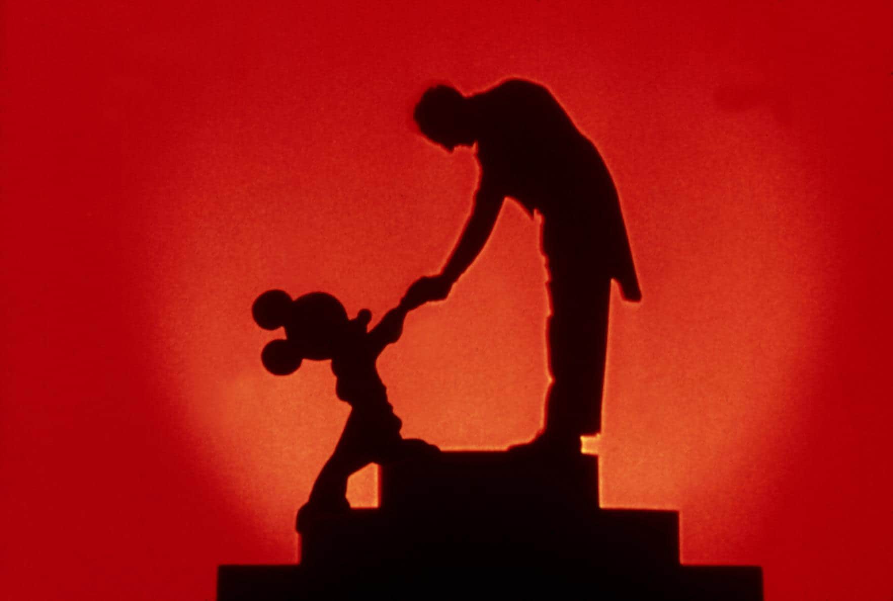 La celeberrima stretta di mano tra Mickey Mouse e Leopold Stokowski in un fotogramma di “Fantasia”