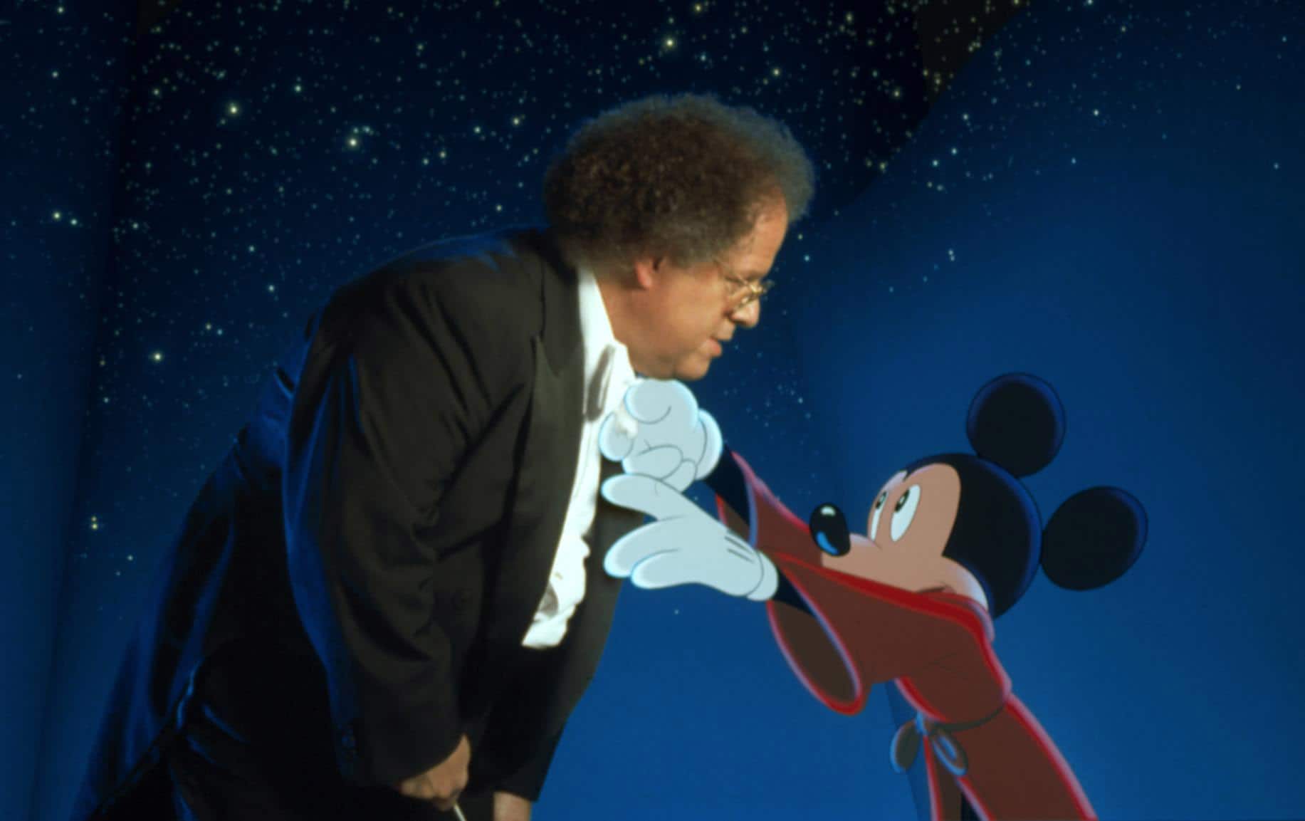 Il celebre direttore d’orchestra James Levine incontra Mickey Mouse in una sequenza di “Fantasia 2000”. Il M° Levine si è spento il 9 marzo 2021 a Palm Springs