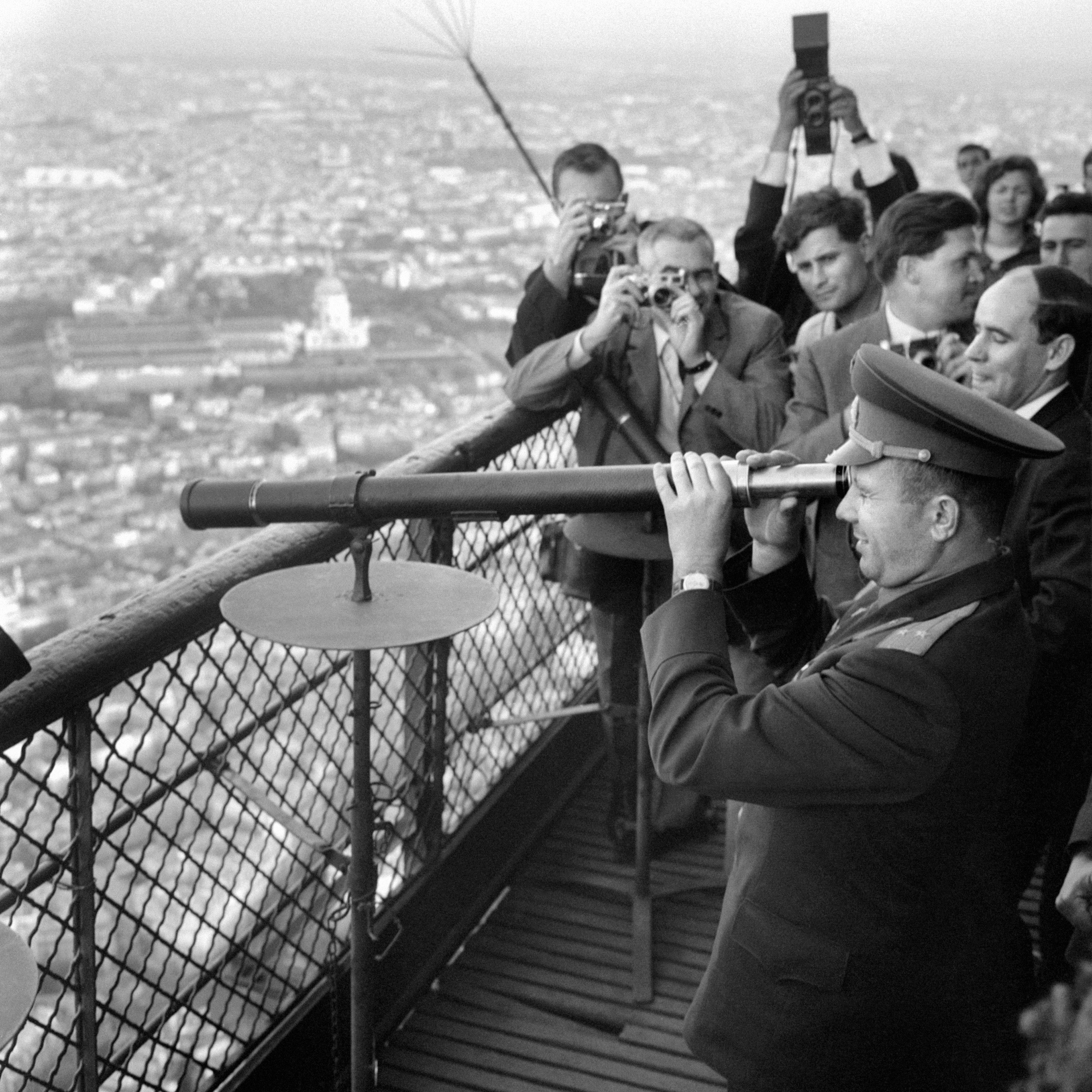 Gagarin guarda attraverso un telescopio mentre si trova sulla Torre Eiffel, durante la visita a Parigi, il 28 settembre 1963