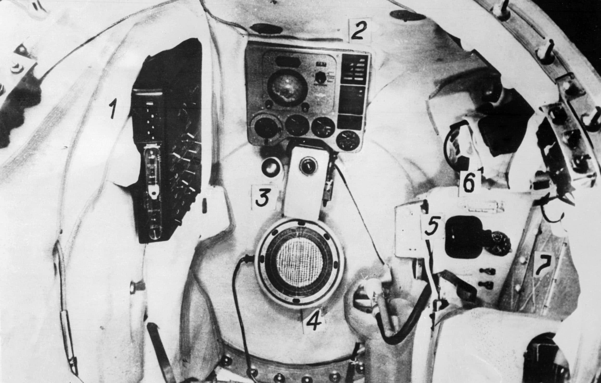 L'interno dell'abitacolo del Vostok 1 con il quale Gagarin compie il giro della terra