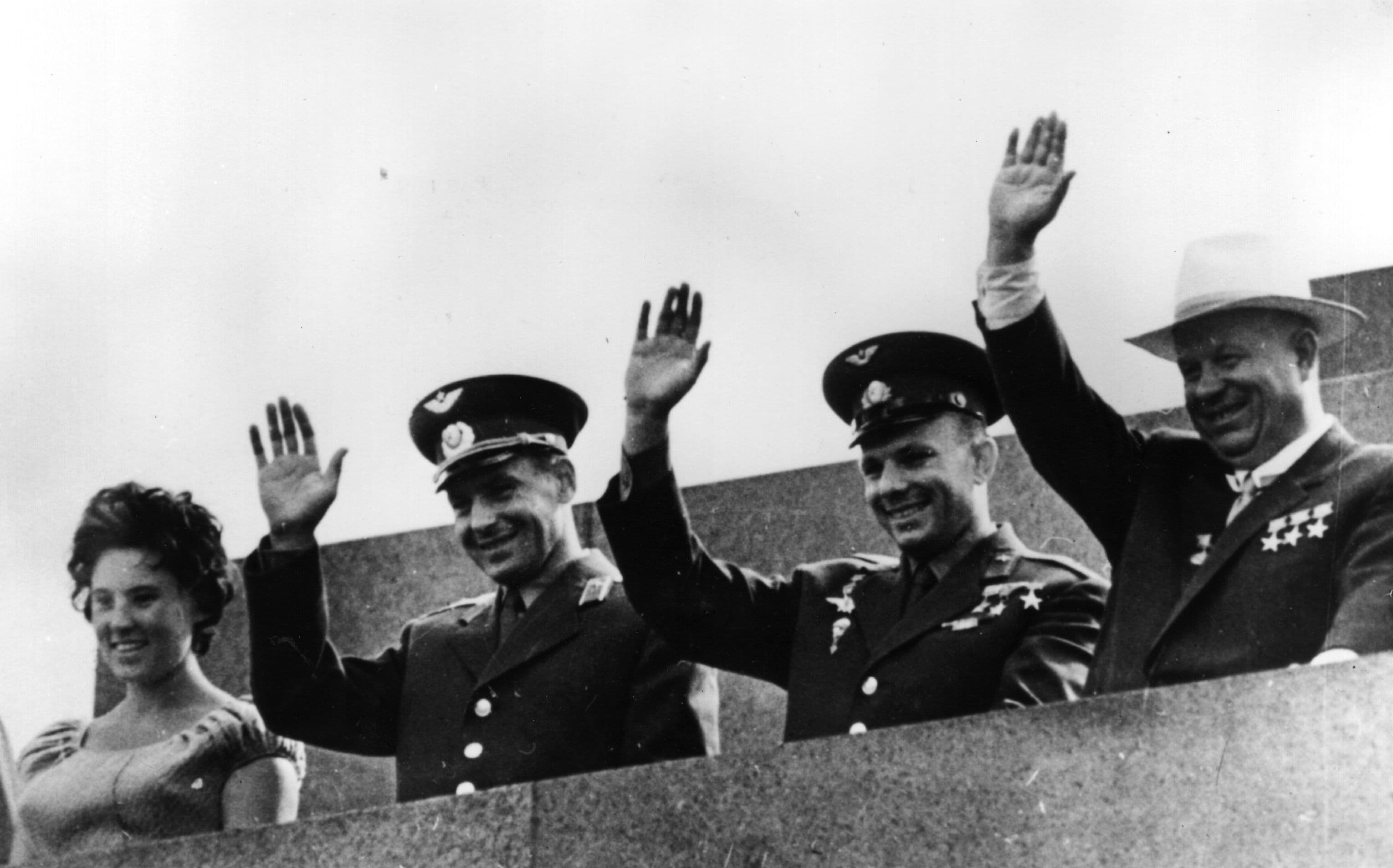 2 agosto 1961: il presidente sovietico Nikita S. Khrushchev con Yuri Gagarin e il maggiore Gherman S. Titov, il primo e il secondo cosmonauto russo e la moglie di Titov Tamara, mentre salutano la folla a Mosca