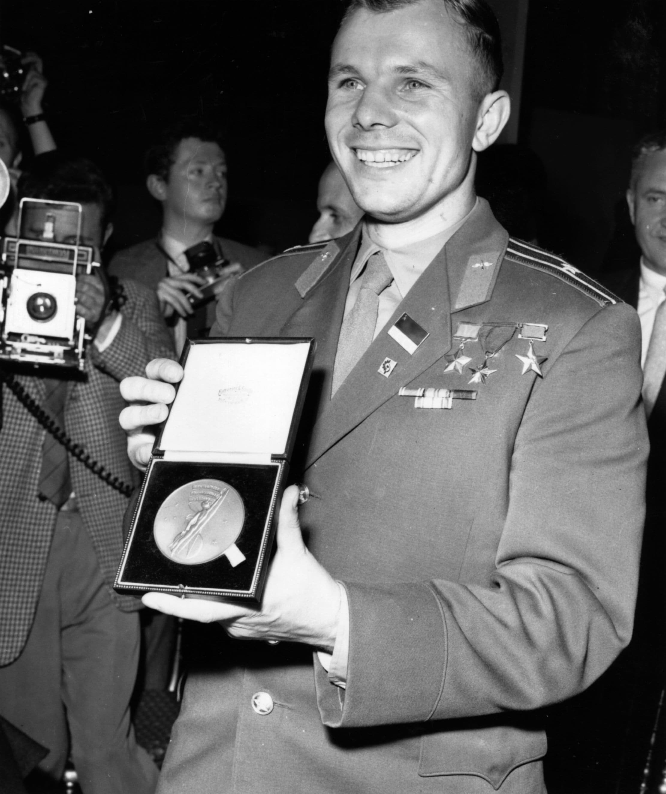 Gagarin mentre ritira una medaglia assegnatagli dalla British Interplanetary Society, a riprova della sua fama internazionale rapidamente acquisita dopo il volo nello spazio