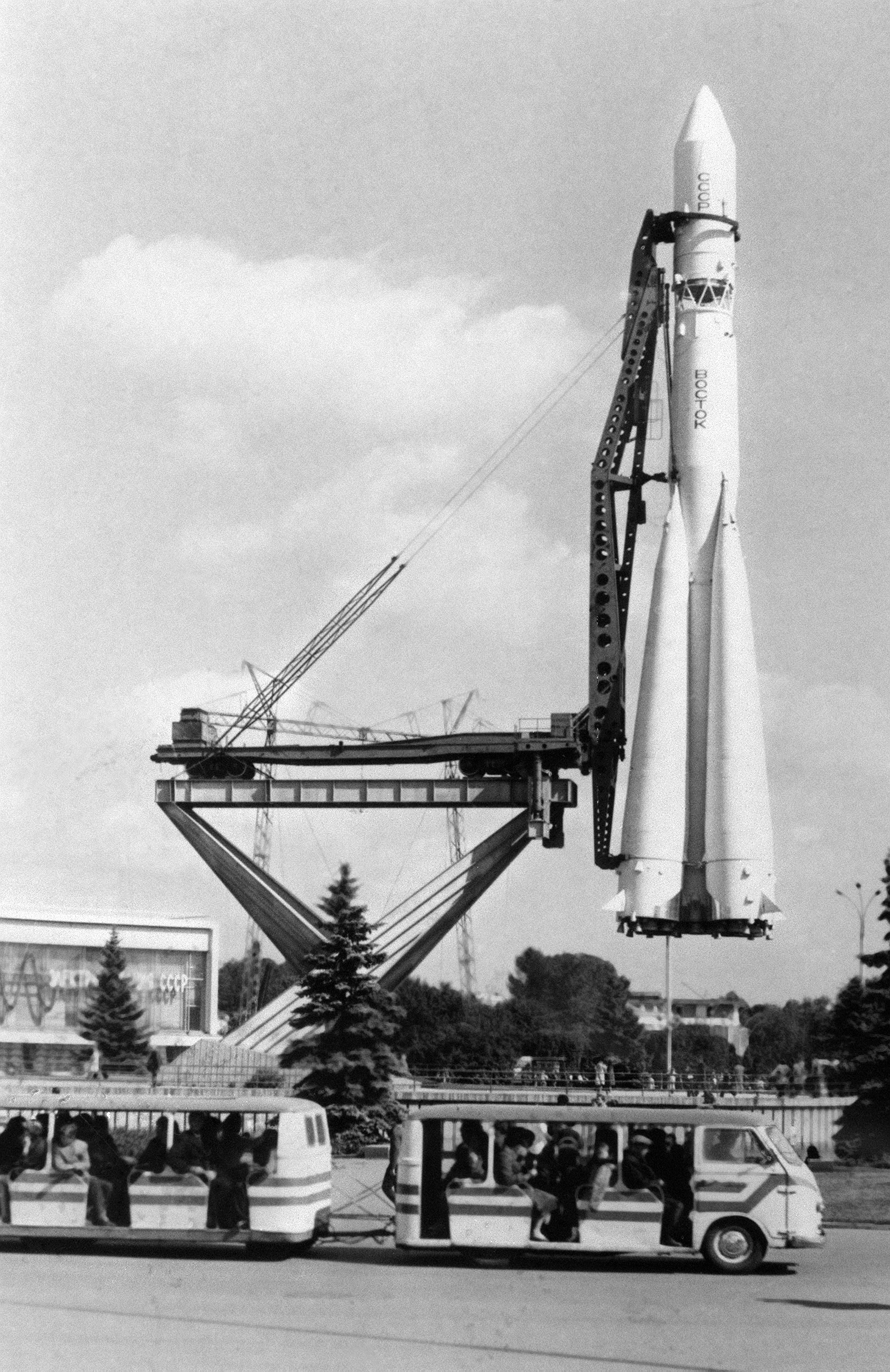 Il razzo Vostok 1, in preparazione per la partenza del 12 aprile