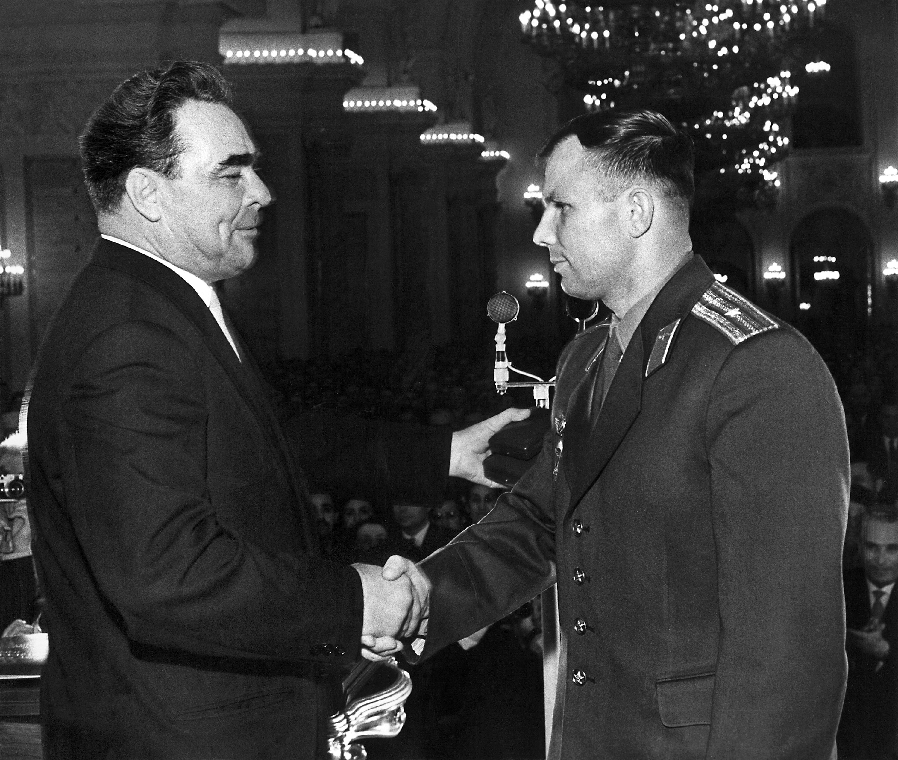 Insieme al Presidente sovietico Leonid Brezhnev , che assegna a Gagarin l'Ordine di Lenin e la medaglia di Stella d'Oro dell'Eroe dell'Unione Sovietica