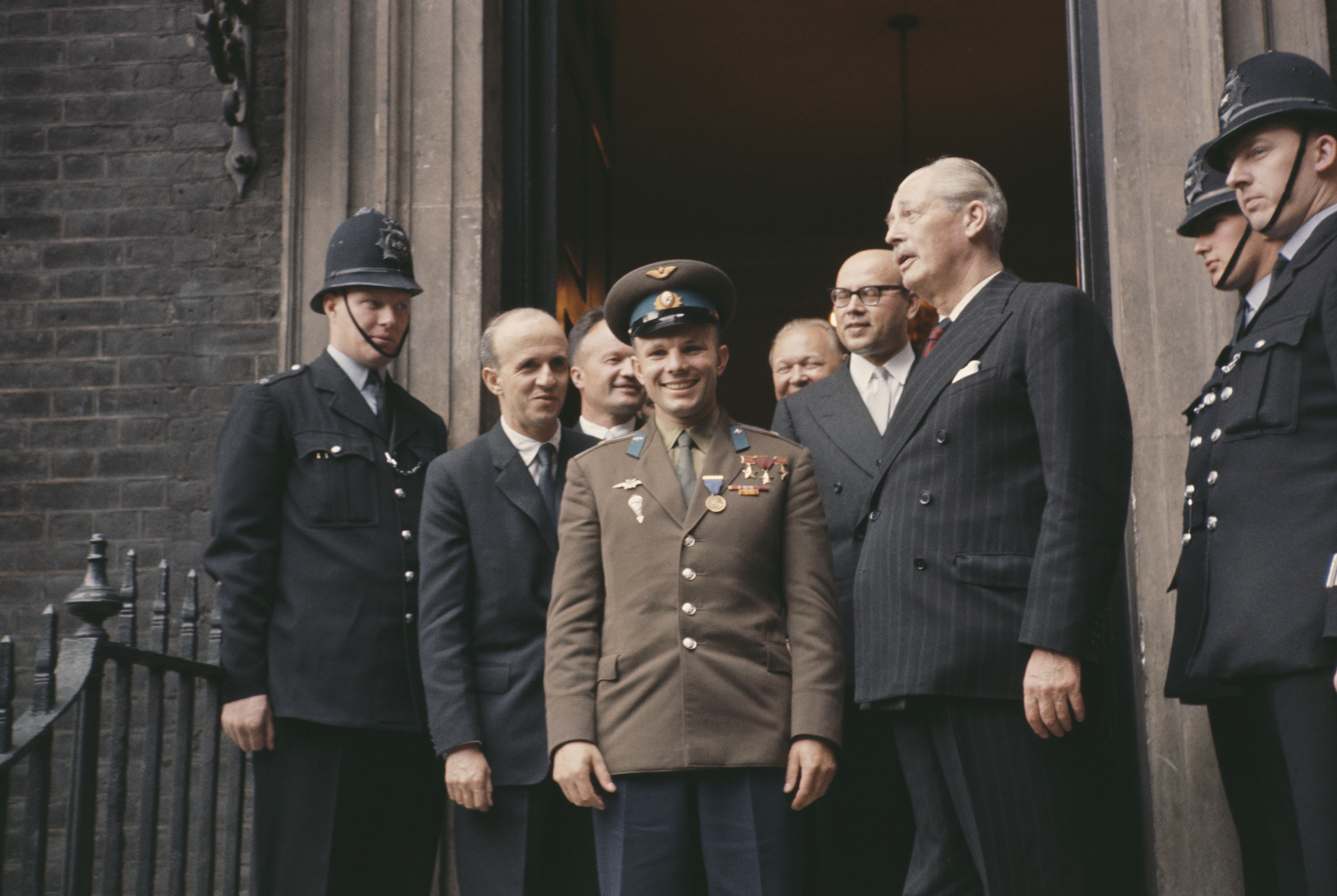 Il cosmonauta sovietico Yuri Gagarin durante un incontro con il primo ministro britannico Harold Macmillan all'Admiralty House di Londra, il 13 luglio 1961