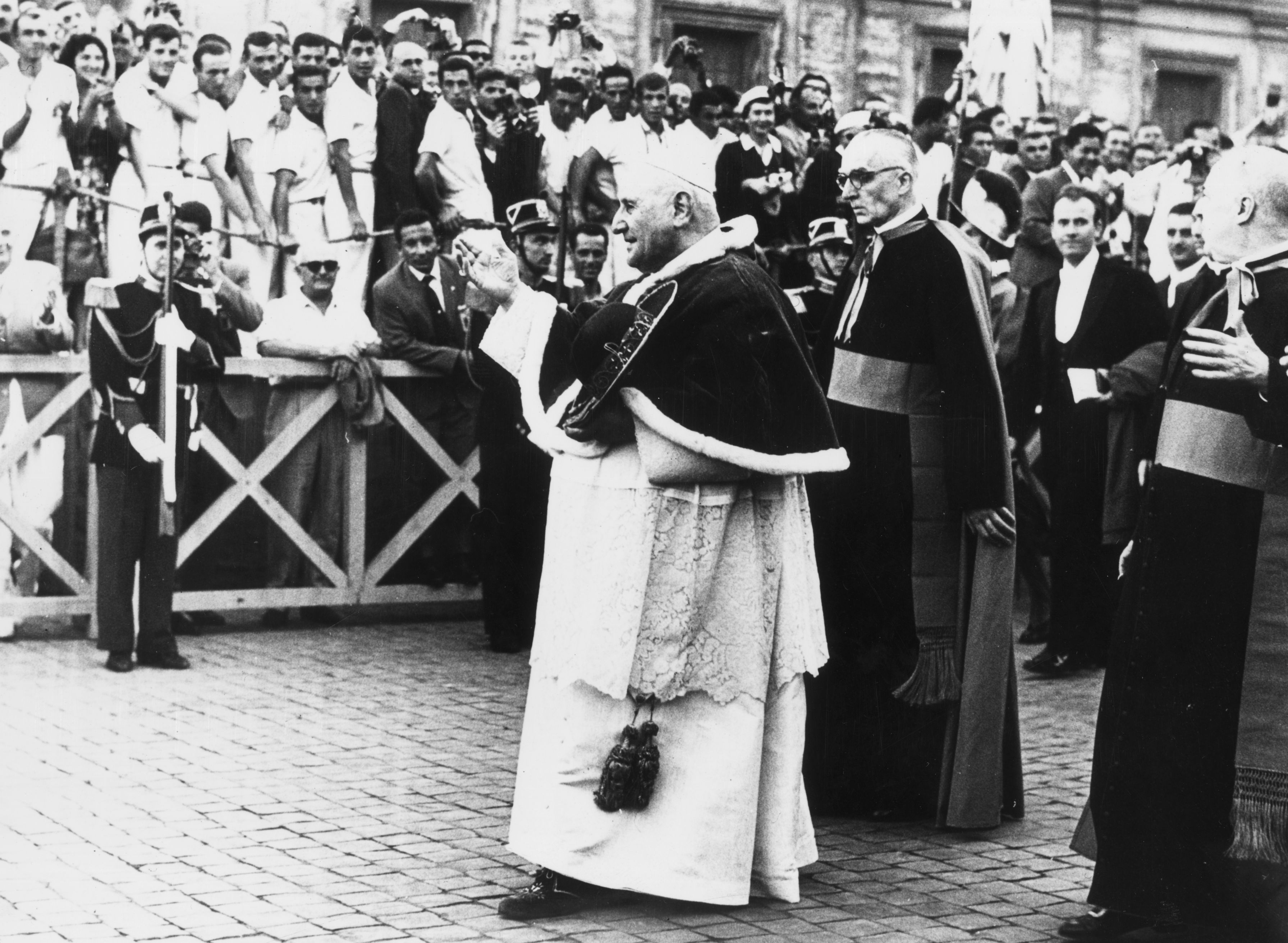 Papa Giovanni XXIII (Angelo Giuseppe Roncalli) in mezzo alla folla in Piazza San Pietro, alla cerimonia di apertura dei Giochi Olimpici di Roma. Il pontefice riceve in udienza tutti gli atleti partecipanti 
