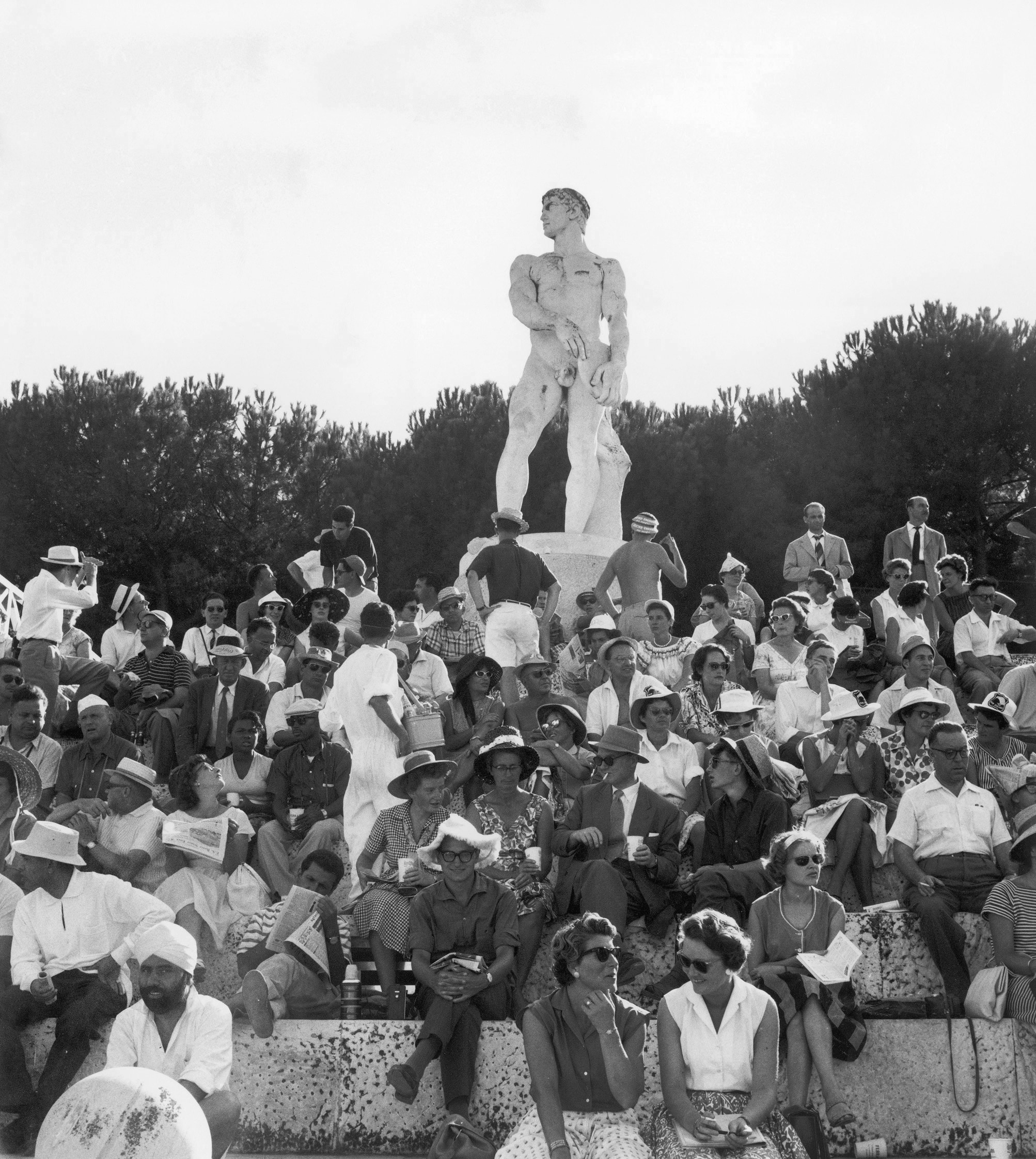 Stadio dei marmi (struttura collegata all'Olimpico e facente parte di un'area centrale dedicata ai Giochi), gli spettatori assistono ad una partita del torneo olimpico di hockey Polonia-Giappone, il 26 agosto 1960