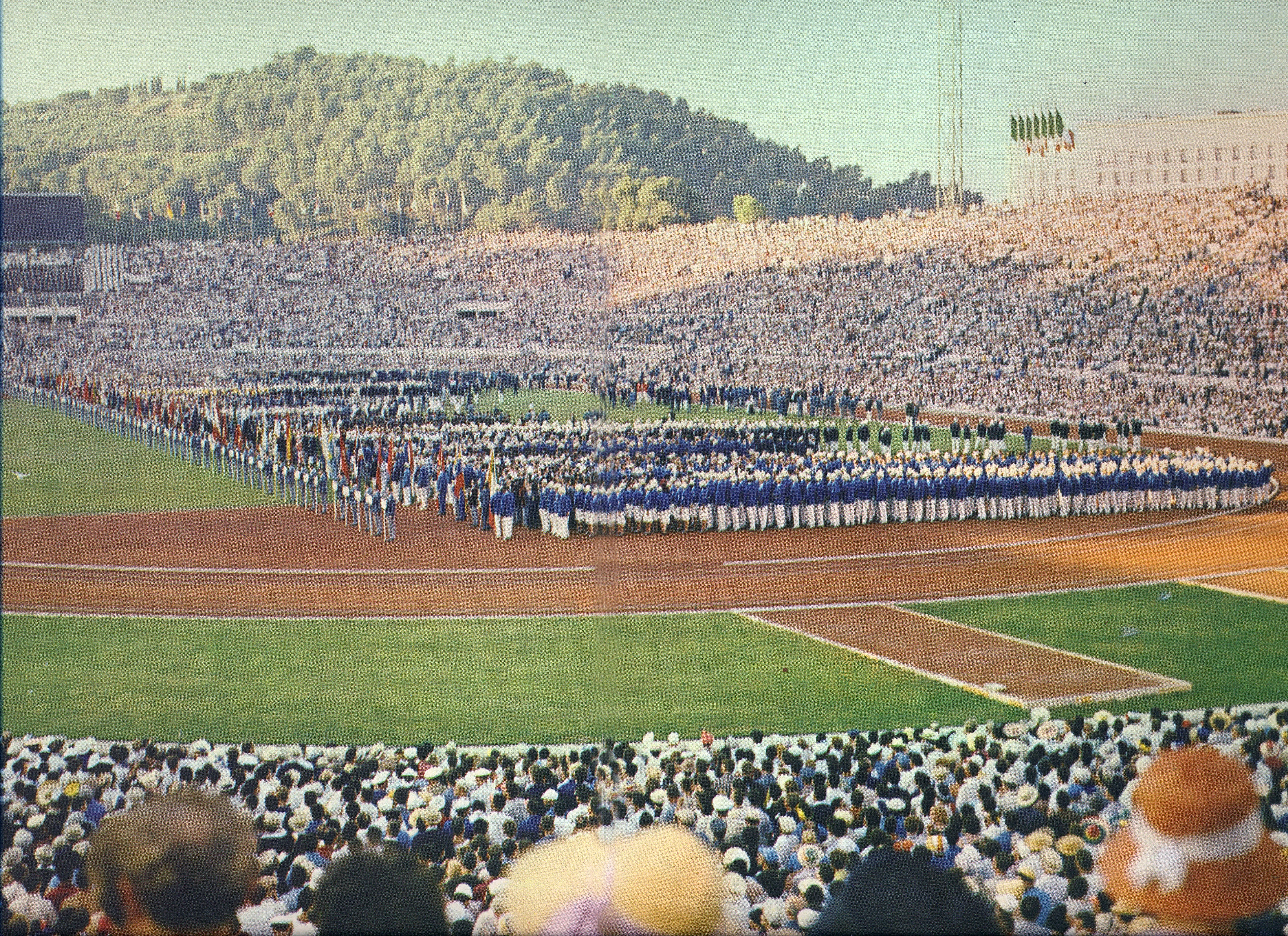 Un particolare della cerimonia d'apertura dei XVII Giochi estivi tenutasi allo Stadio Olimpico. Questo impianto costruito da Mussolini sull'esempio di quello presente a Berlino, viene ristrutturato per l'occasione