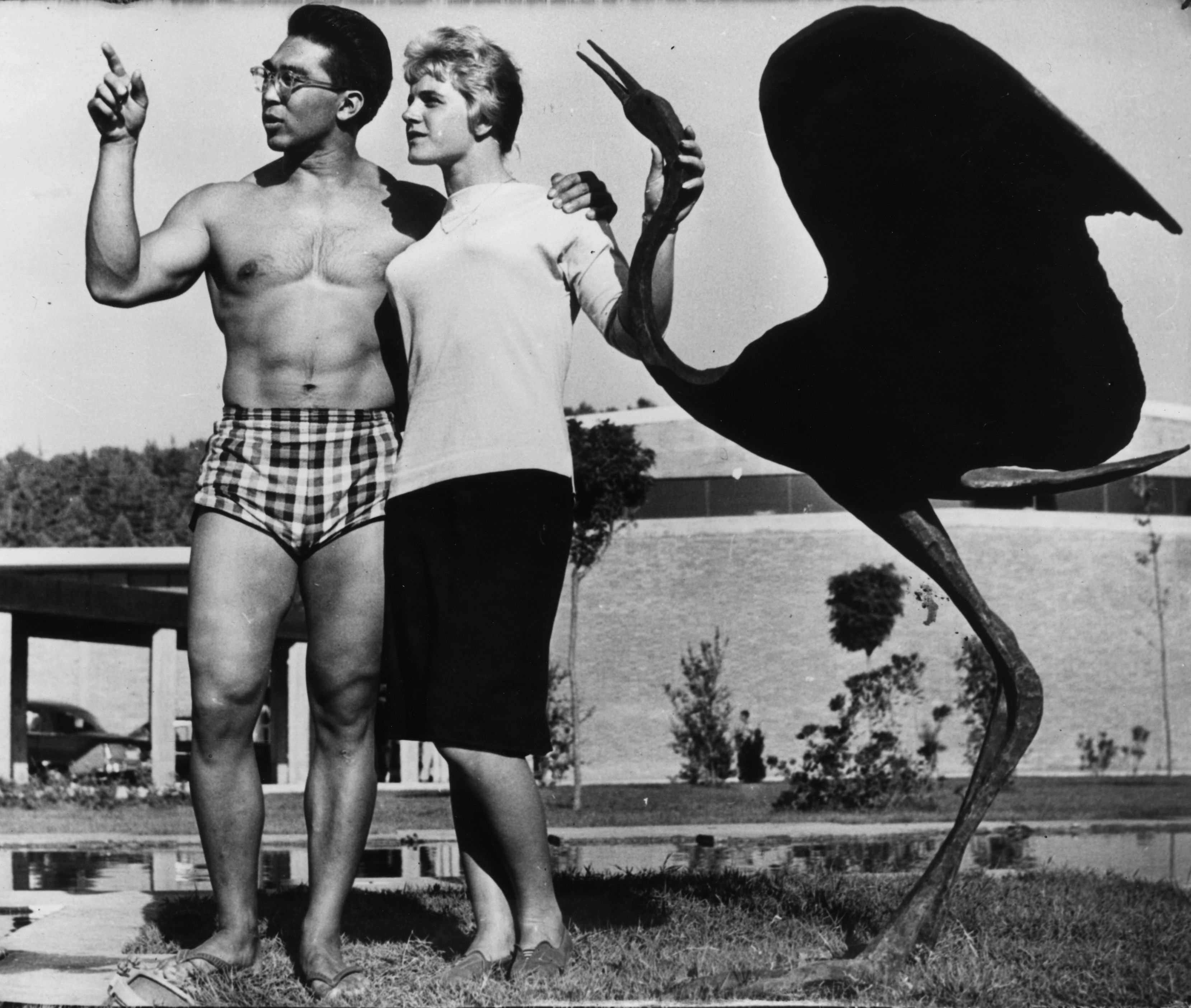 25 agosto 1960: il sollevatore di pesi Tommy Kono e la ginnasta Doris Fuchs durante una pausa dall'allenamento allo Stadio Aqua Acetosa di Roma, alla vigilia dei Giochi Olimpici