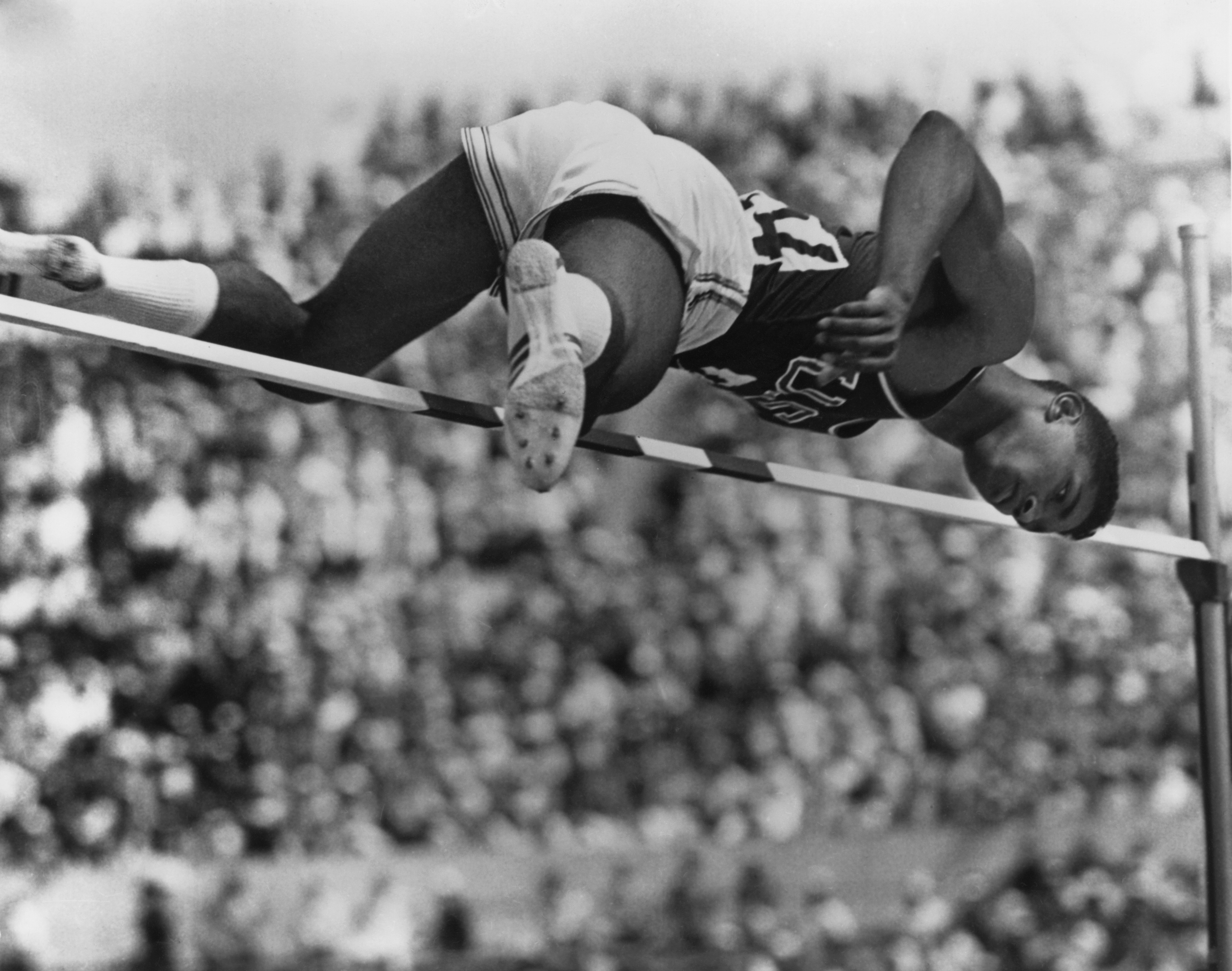 L'atleta americano John Thomas durante la gara di qualificazione del salto in alto