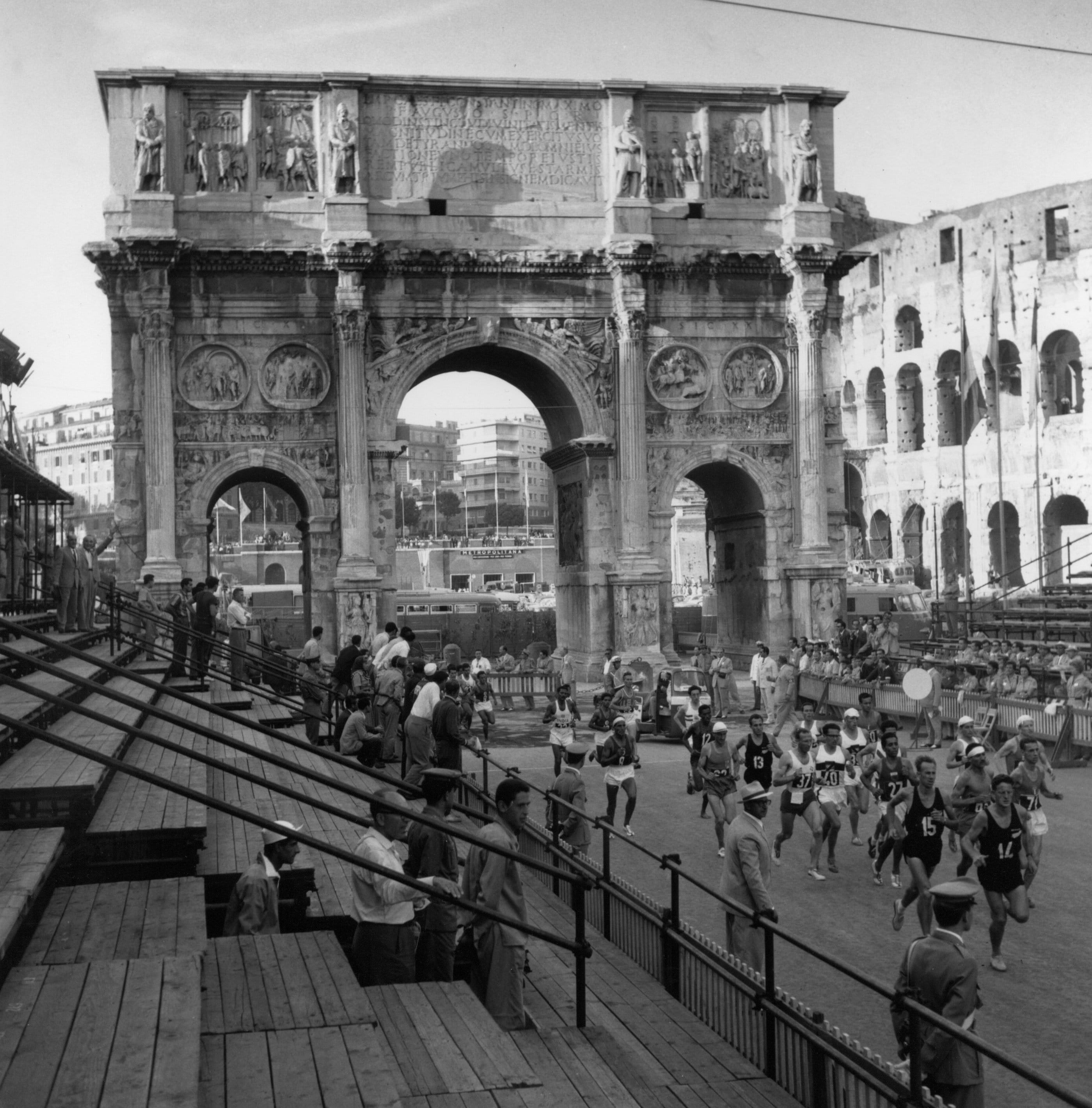 Il passaggio degli atleti sotto l'Arco di Costantino durante la maratona. Per la prima volta si tiene di notte e sia la partenza che l'arrivo sono all'esterno dello stadio