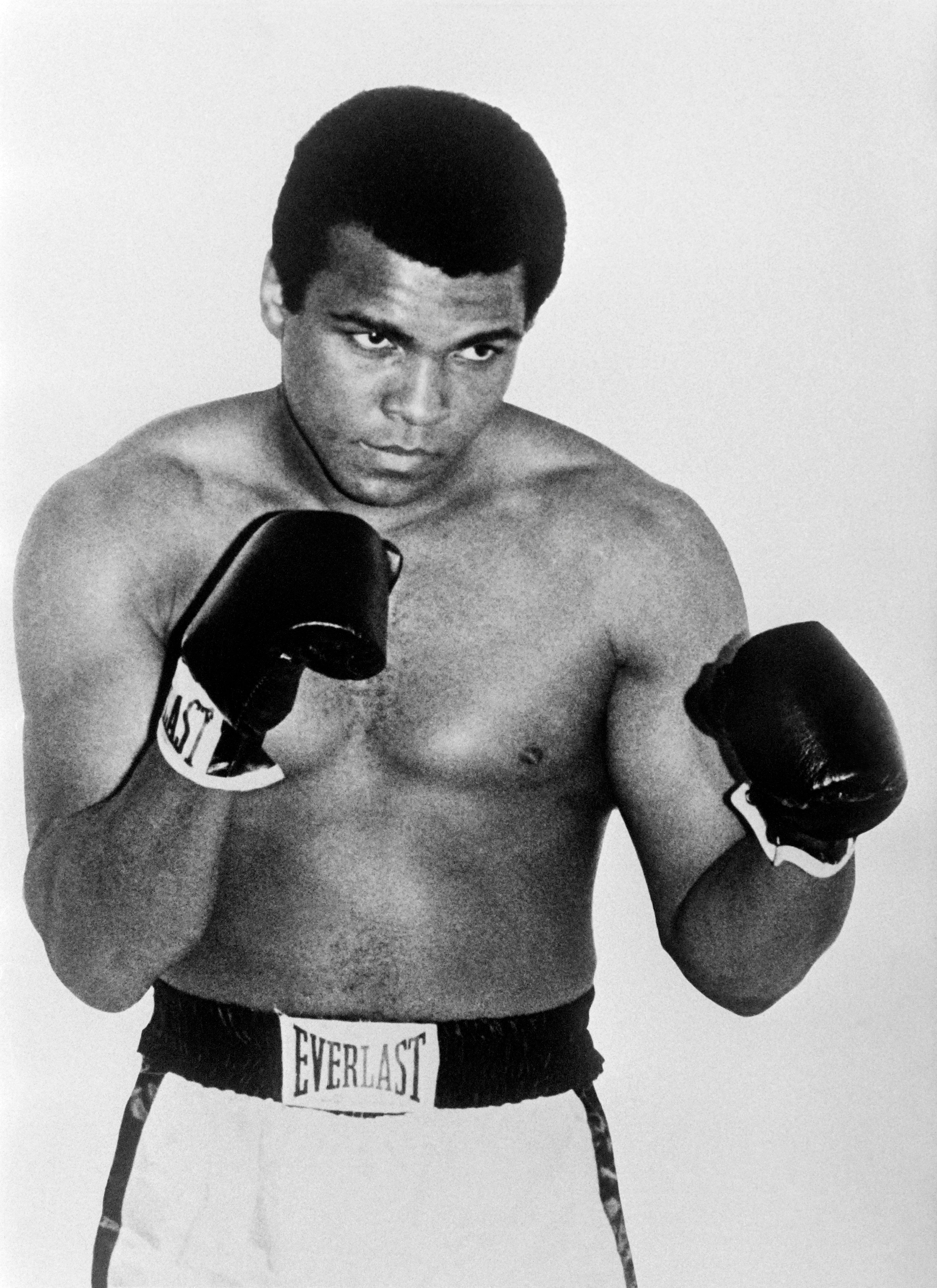 Un giovanissimo Cassius Clay, all'epoca diciannovenne, componente della spedizione statunitense ai Giochi di Roma. Vince la medaglia d'oro della categoria dei medio-massimi