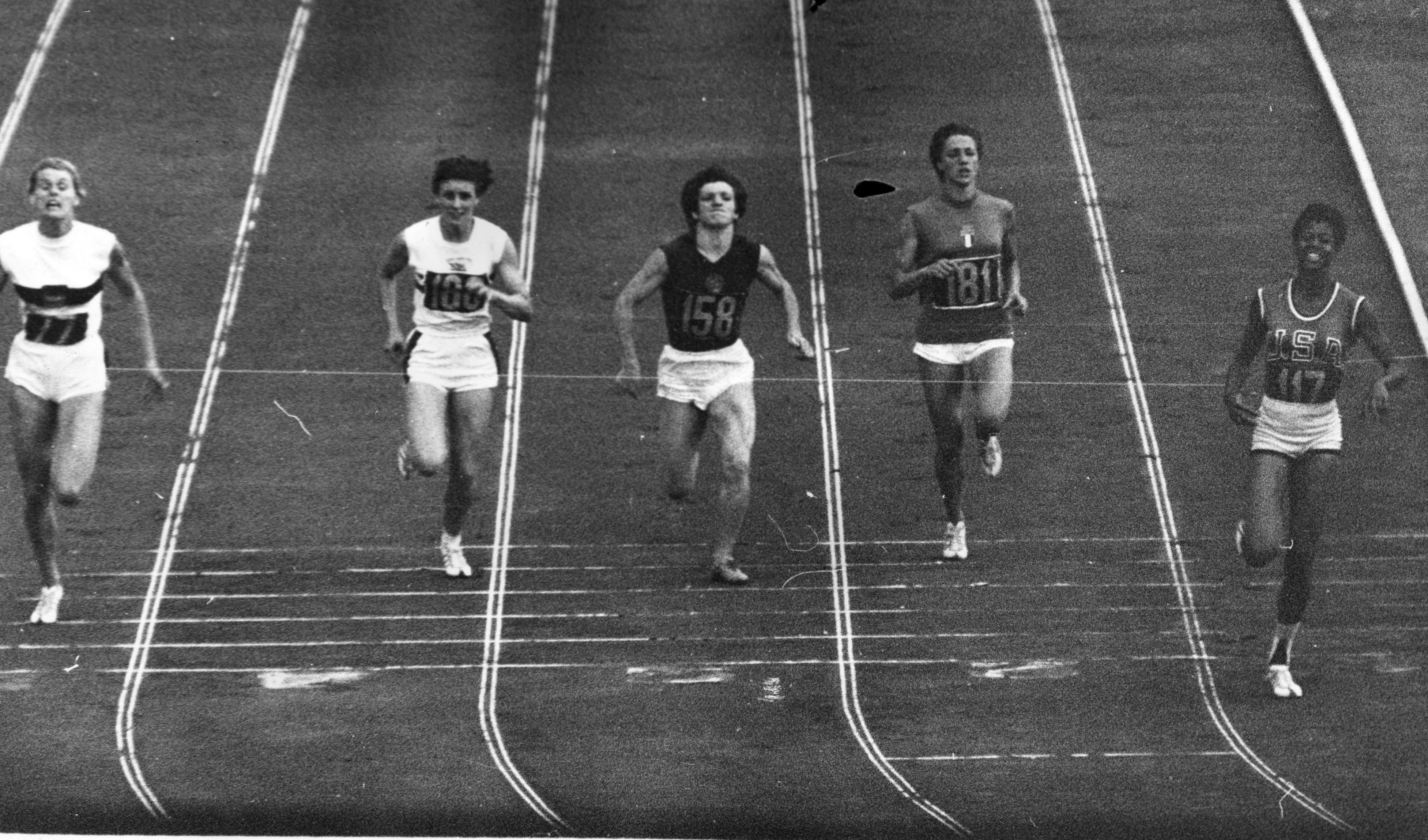 La finale dei 200 metri con l'atleta americana Wilma Rudolph (la prima da destra) medaglia d'oro