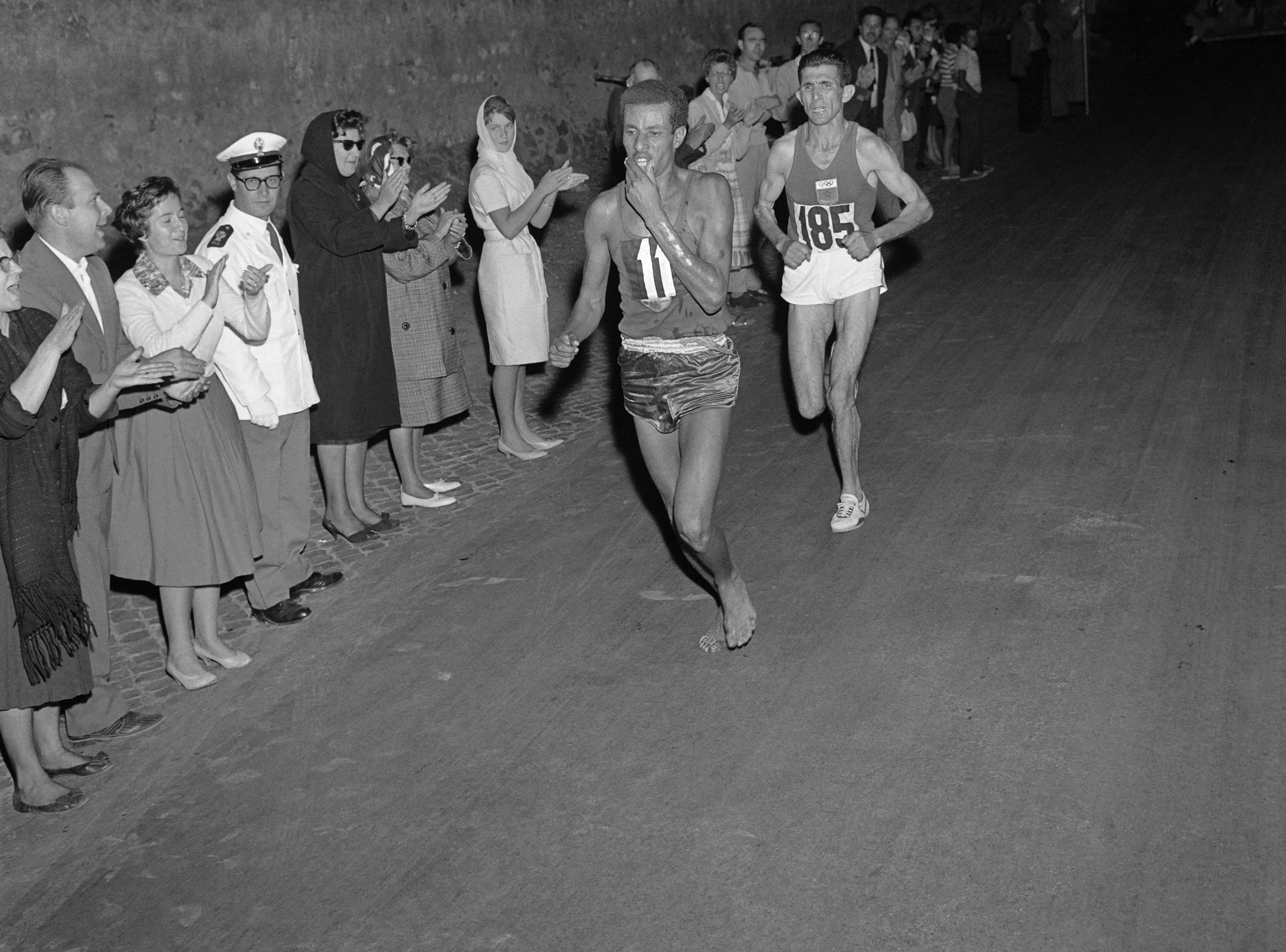 Un'immagine dell'atleta etiope Abebe Bikila, medaglia d'oro alla maratona delle edizioni dei Giochi del 1960 e del 1964. Da questa foto si nota la scelta di Bikila di correre a piedi scalzi