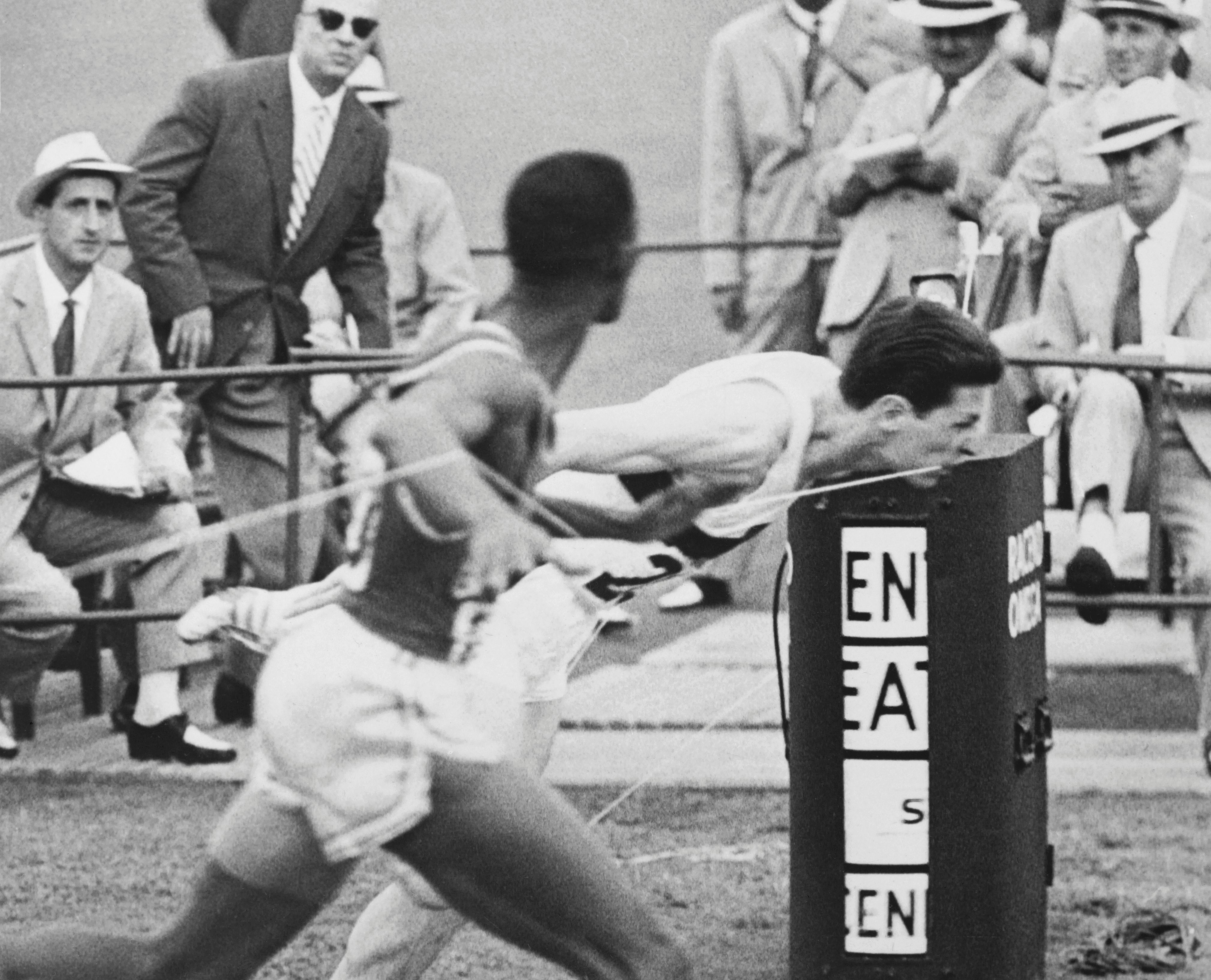 Arrivo della finale dei 400 metri, vinta al fotofinish dall'americano Otis Davis. Insieme al tedesco Carl Kaufmann fanno registrare il record del mondo