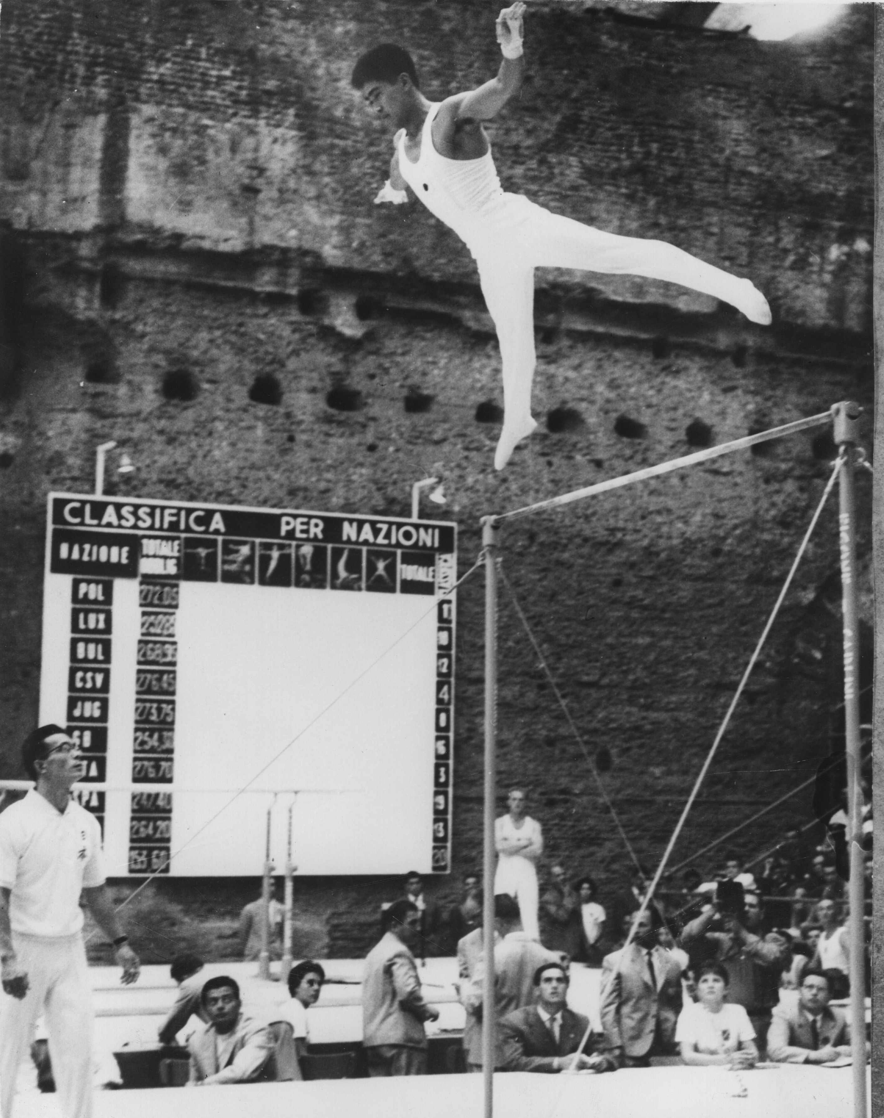 L'atleta Yukio Endo durante una delle gare di ginnastica, tenutesi alle Terme di Caracalla