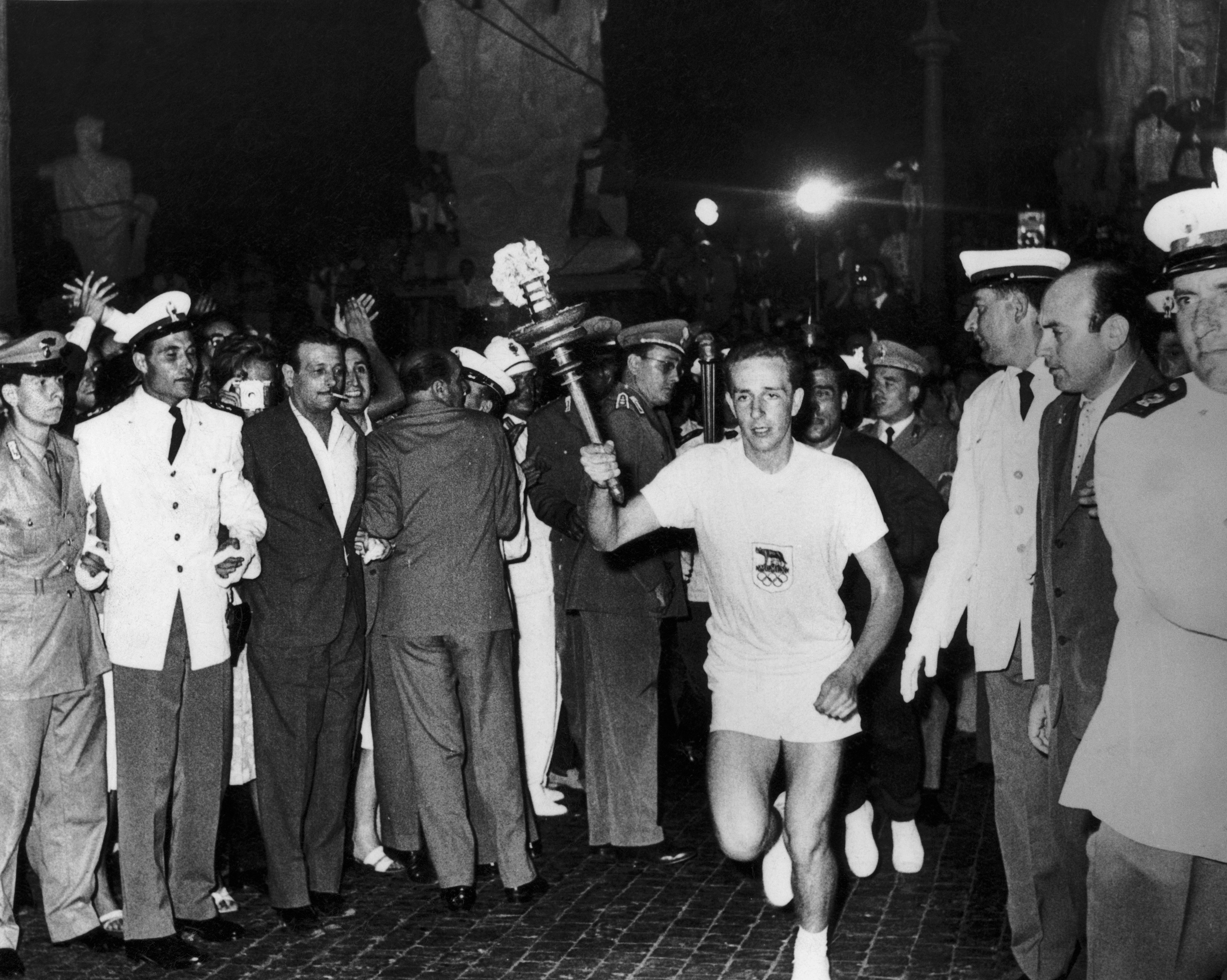 La fiaccola olimpica verso lo Stadio durante la cerimonia d'apertura dei Giochi