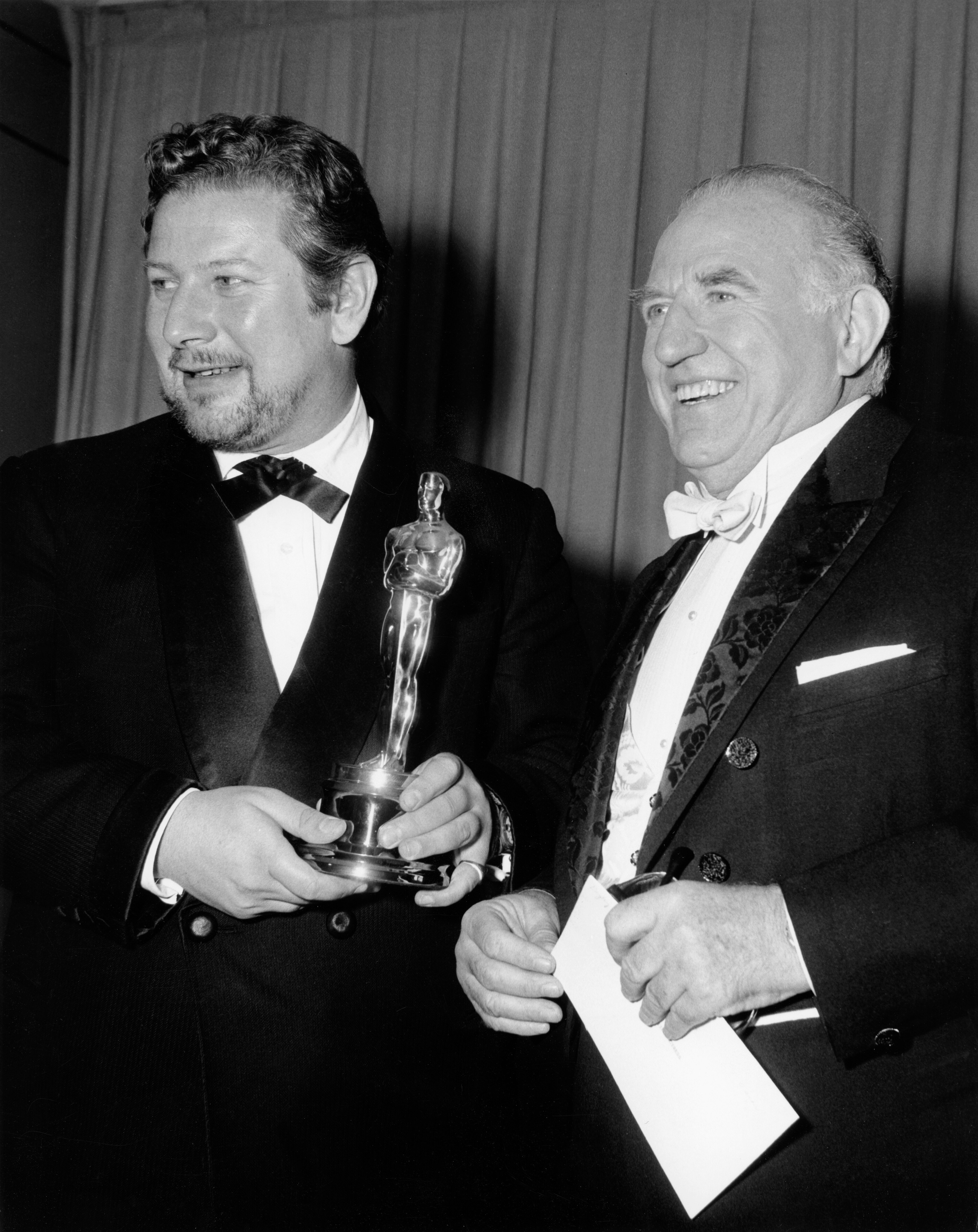 Il secondo Oscar nel 1965 come migliore attore non protagonista per il film "Topkapi"
