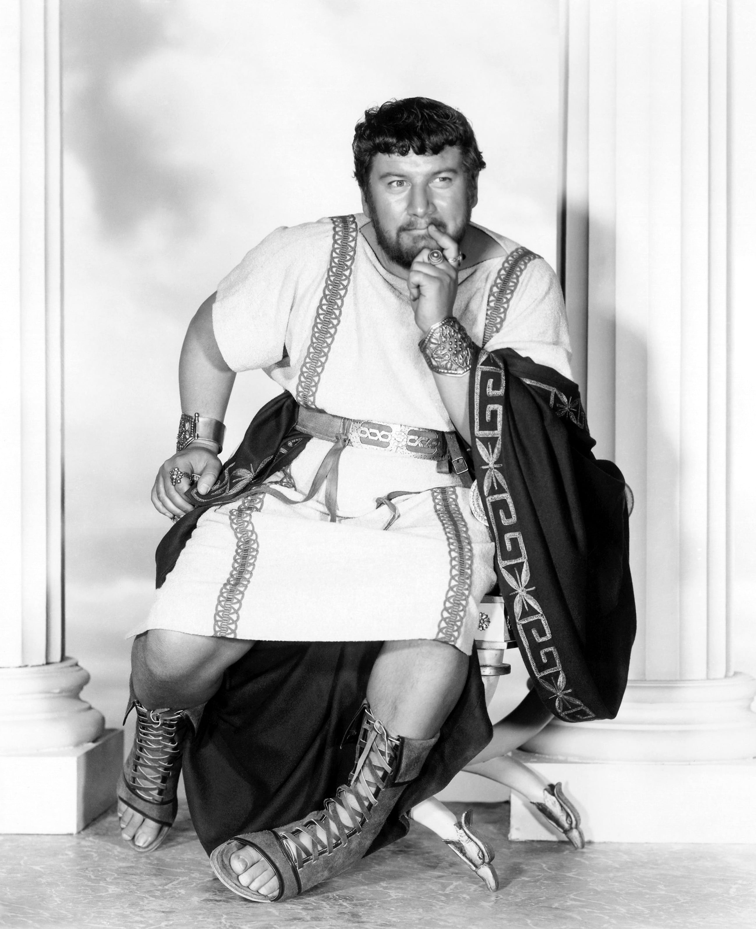 Il commerciante d schiavi Lentulo Batiatus nel kolossal di Stanley Kubrick "Spartacus", 1960. Il ruolo, nel 1961, gli valse l'Oscar come migliore attore non protagonista