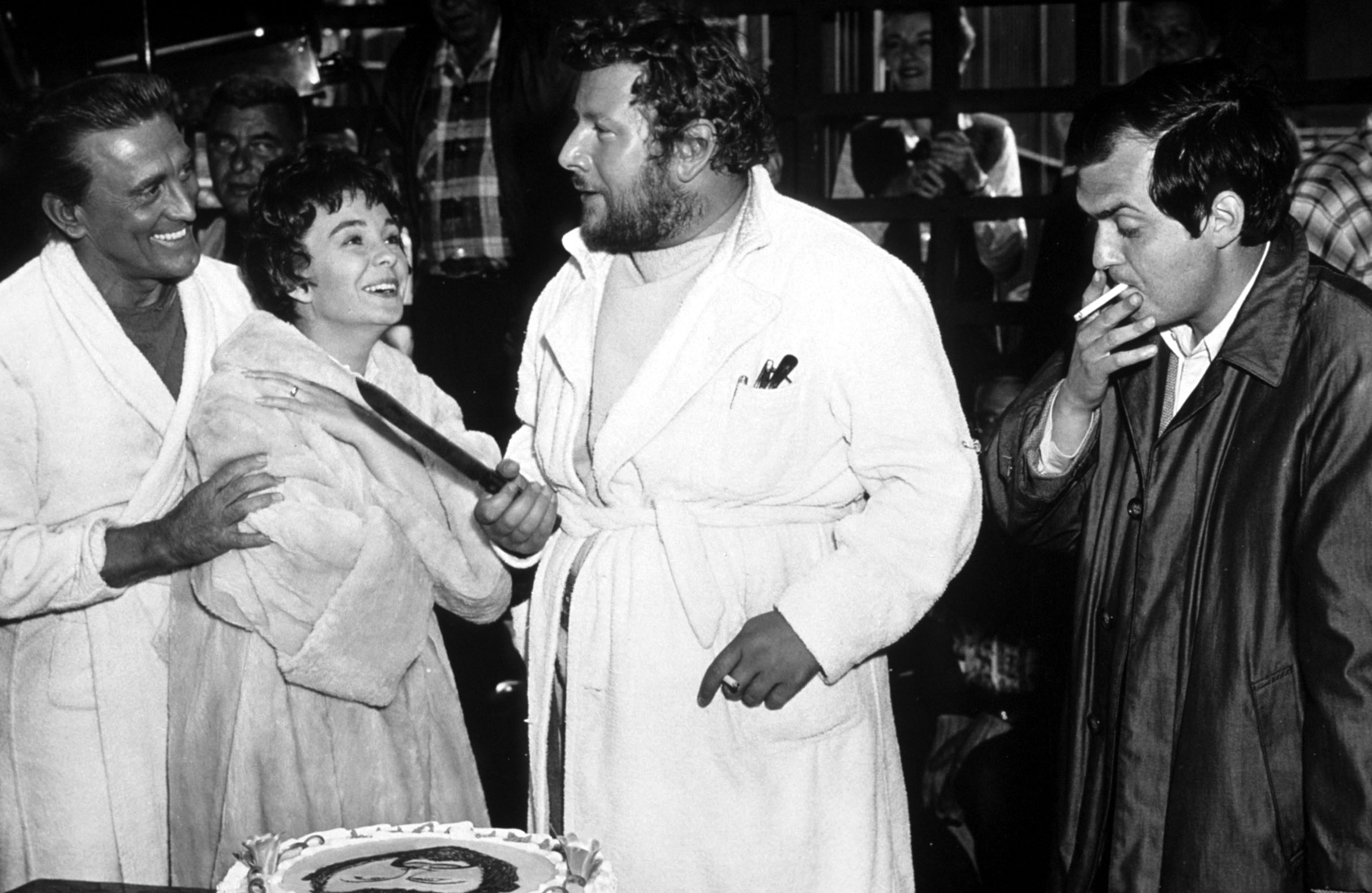 1960, Peter Ustinov sul set di "Spartacus". A destra il regista Stanley Kubrick, a sinistra Kirk Douglas