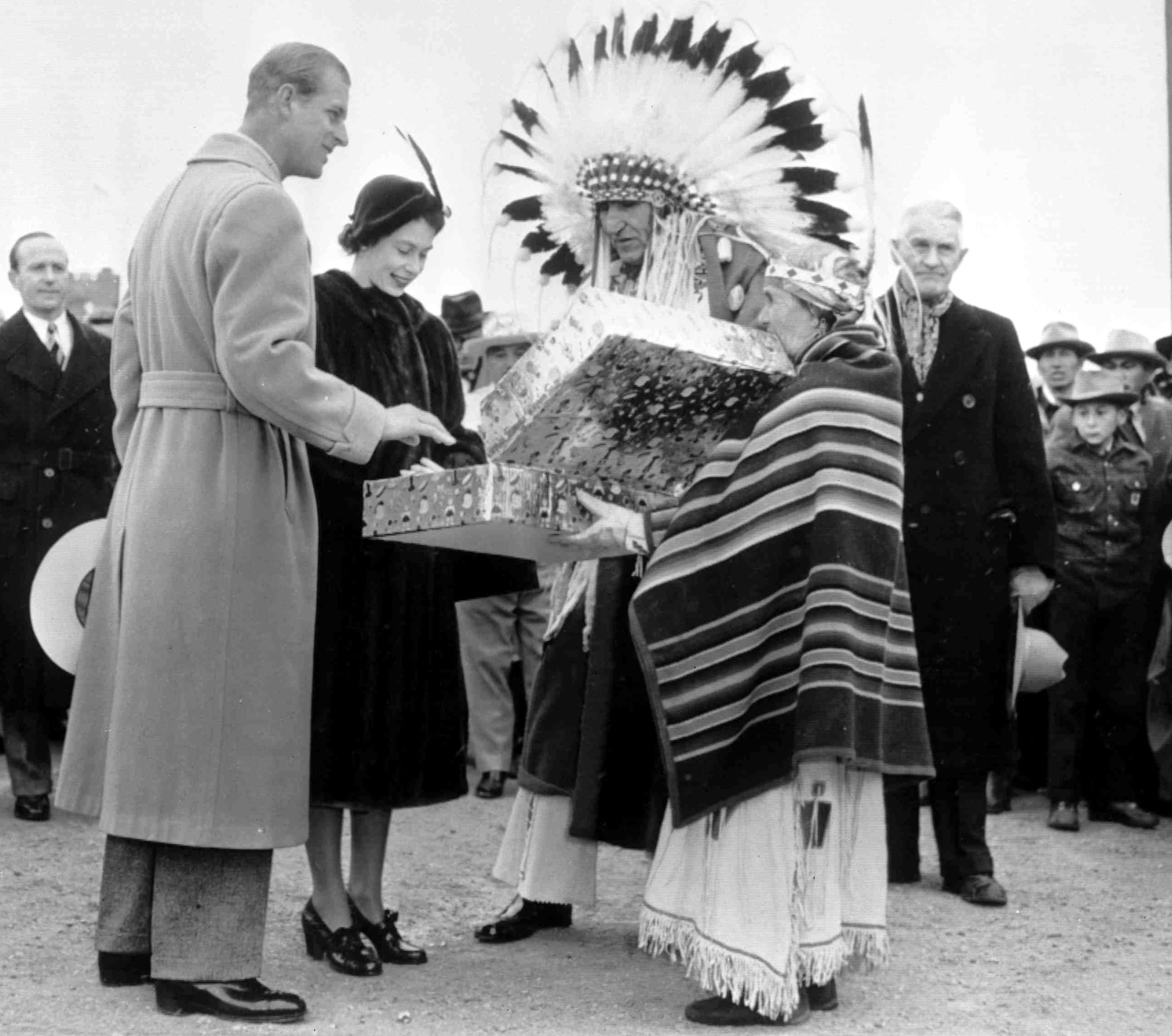 1951 Elisabetta e suo marito il duca di Edimburgo, con in mano il suo cappello da dieci galloni, ricevono un regalo da un capo indiano e da sua moglie