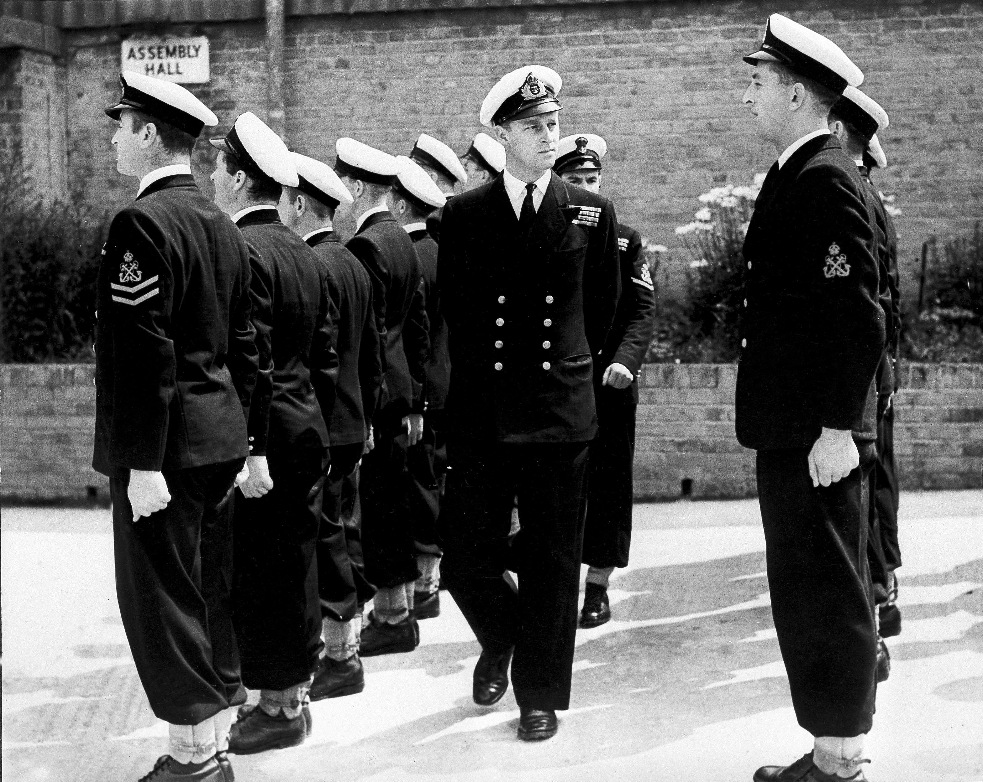 1947: Filippo, al centro, ispeziona i suoi uomini presso il Centro di addestramento dei sottufficiali a Corsham, in Inghilterra.