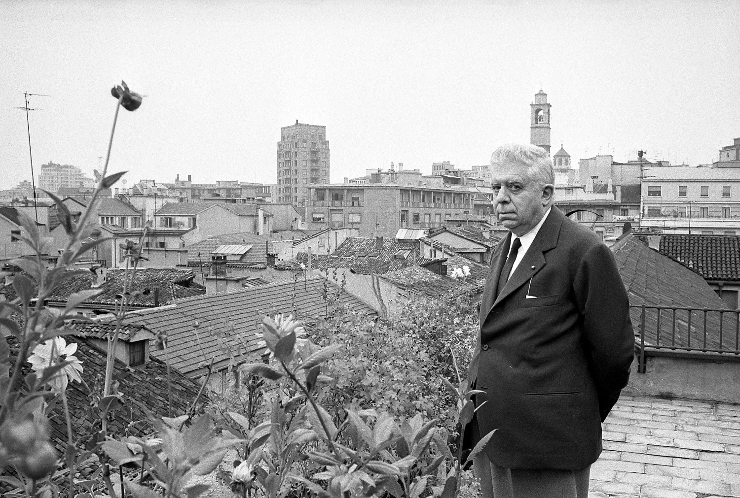 Eugenio Montale (1975) “Per la sua poetica distinta che, con grande sensibilità artistica, ha interpretato i valori umani sotto il simbolo di una visione della vita priva di illusioni”