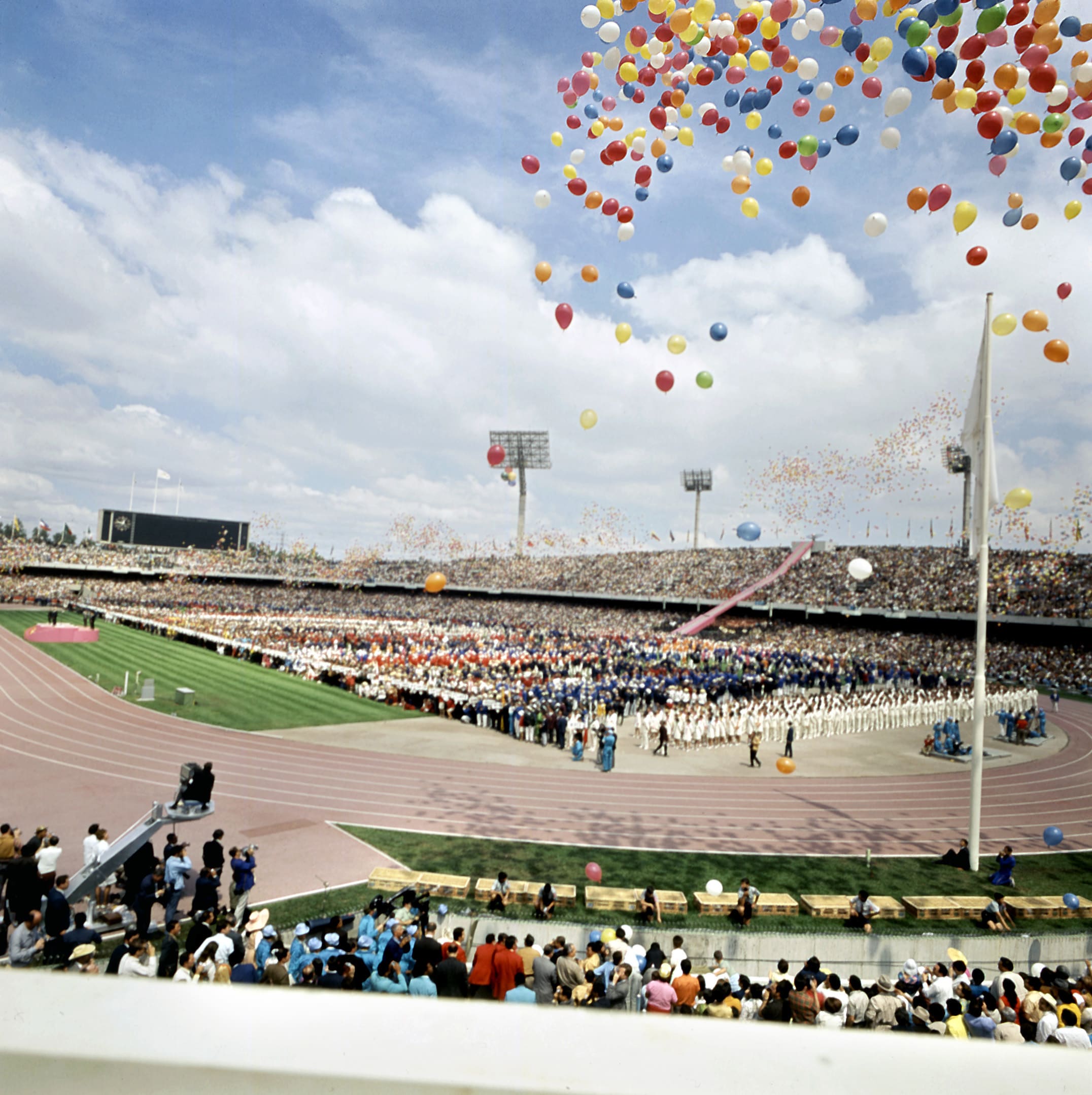 Un particolare della cerimonia di apertura della XIX edizione dei Giochi estivi di Città del Messico, tenutasi il 12 ottobre 1968 allo Stadio Olimpico universitario