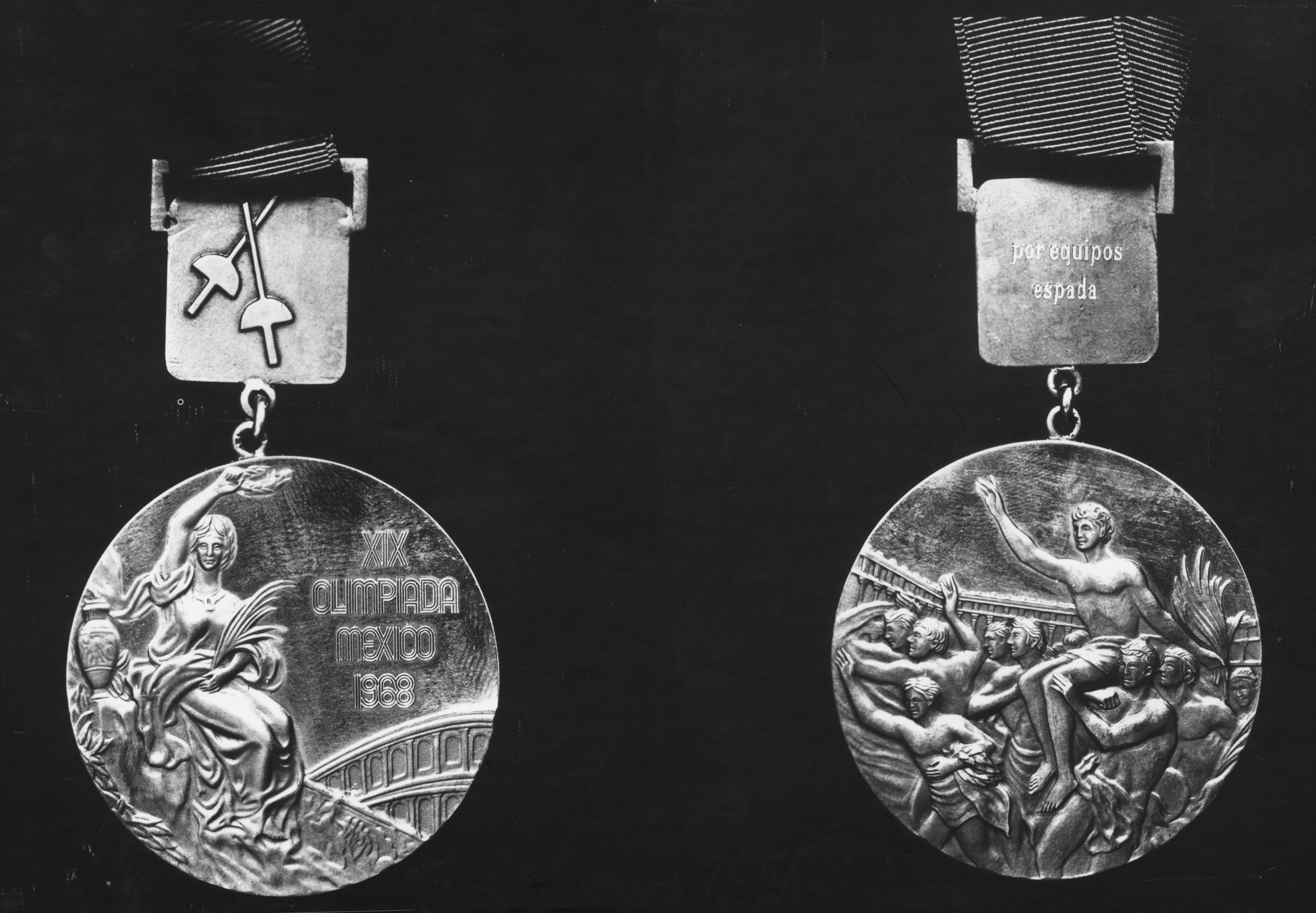 Primo piano di una medaglia d'oro assegnata a Città del Messico 1968. Dritto a sinistra, rovescio a destra