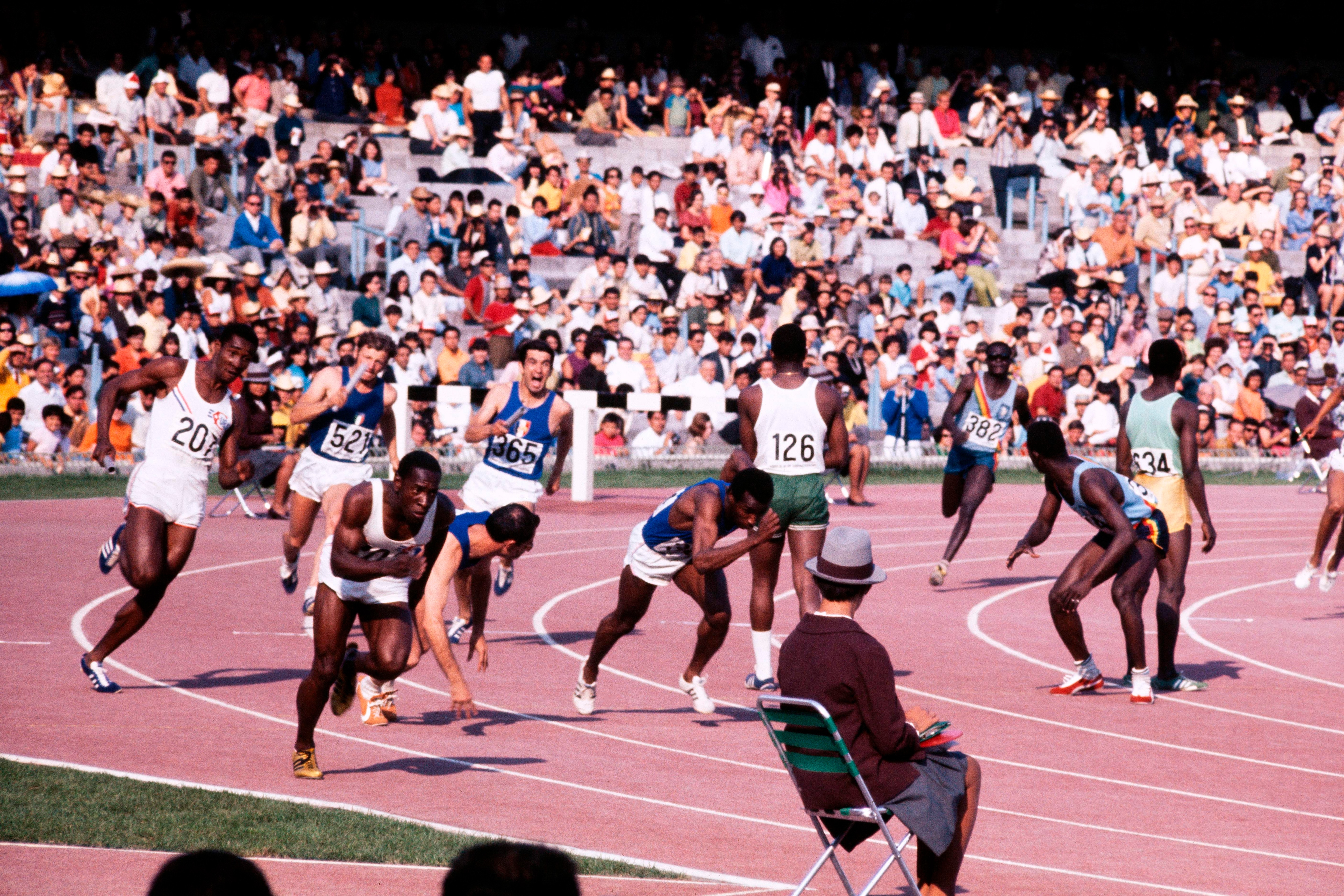 Un passaggio di testimone durante una delle frazioni della finale della staffetta 4x100 mt maschile