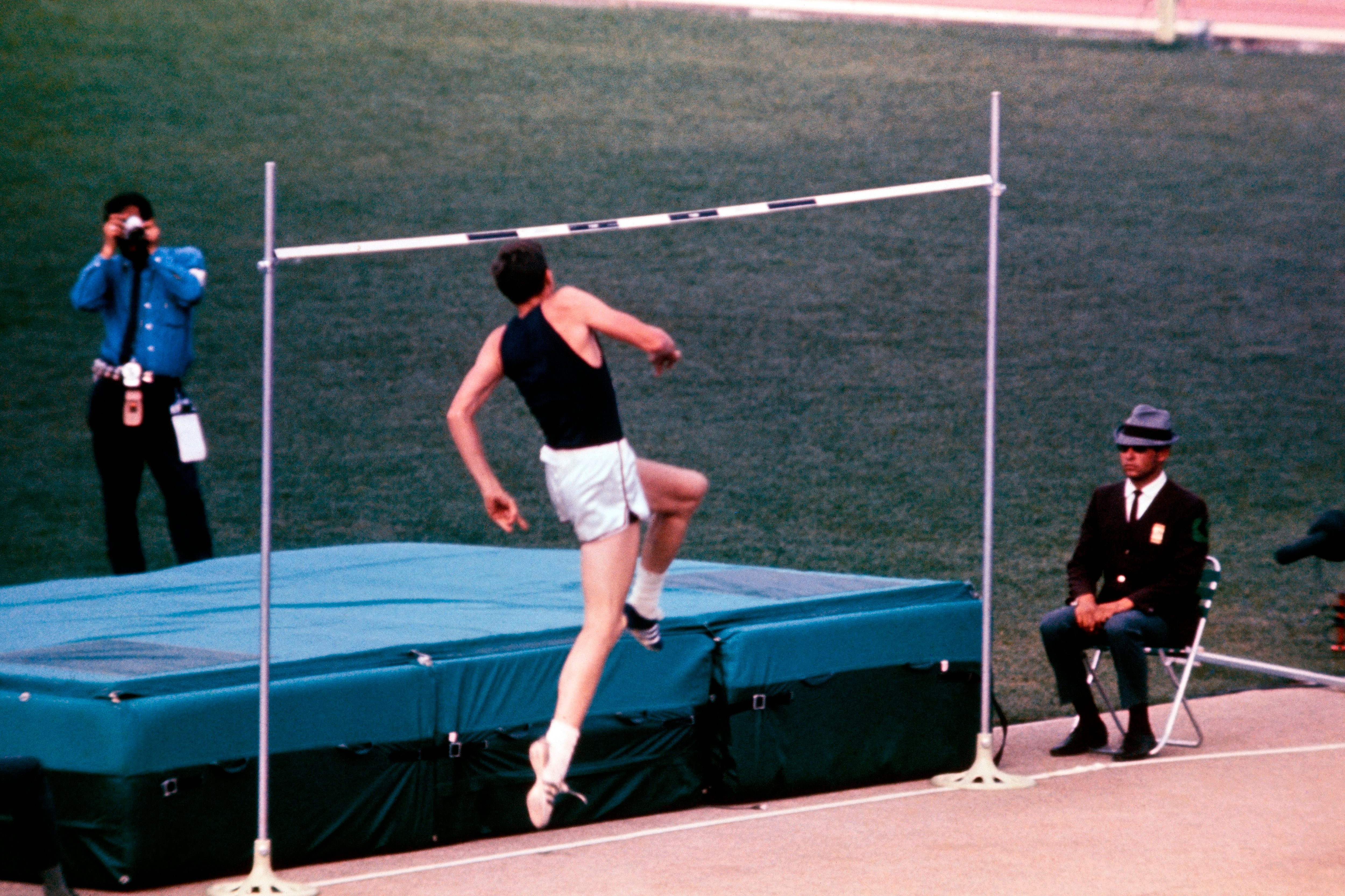 L'americano Dick Fosbury durante la gara di salto in alto di cui vince la medaglia d'oro. Il "Fosbury Flop", la tecnica che l'atleta utilizza per la prima volta al mondo per il salto in alto, è stato rapidamente adottato da altri saltatori diventando lo stile standard