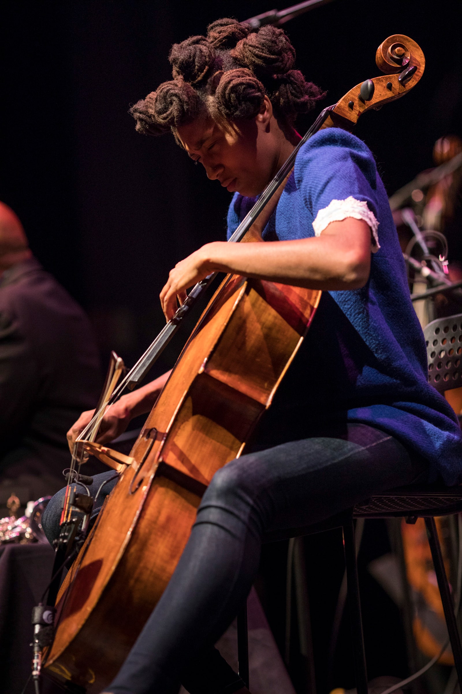 La violoncellista Tomeka Reid, guest star dell'Art Ensemble di Chicago, si esibisce al festival October Revolution in Jazz & Contemporary Music a Philadelphia, 2017