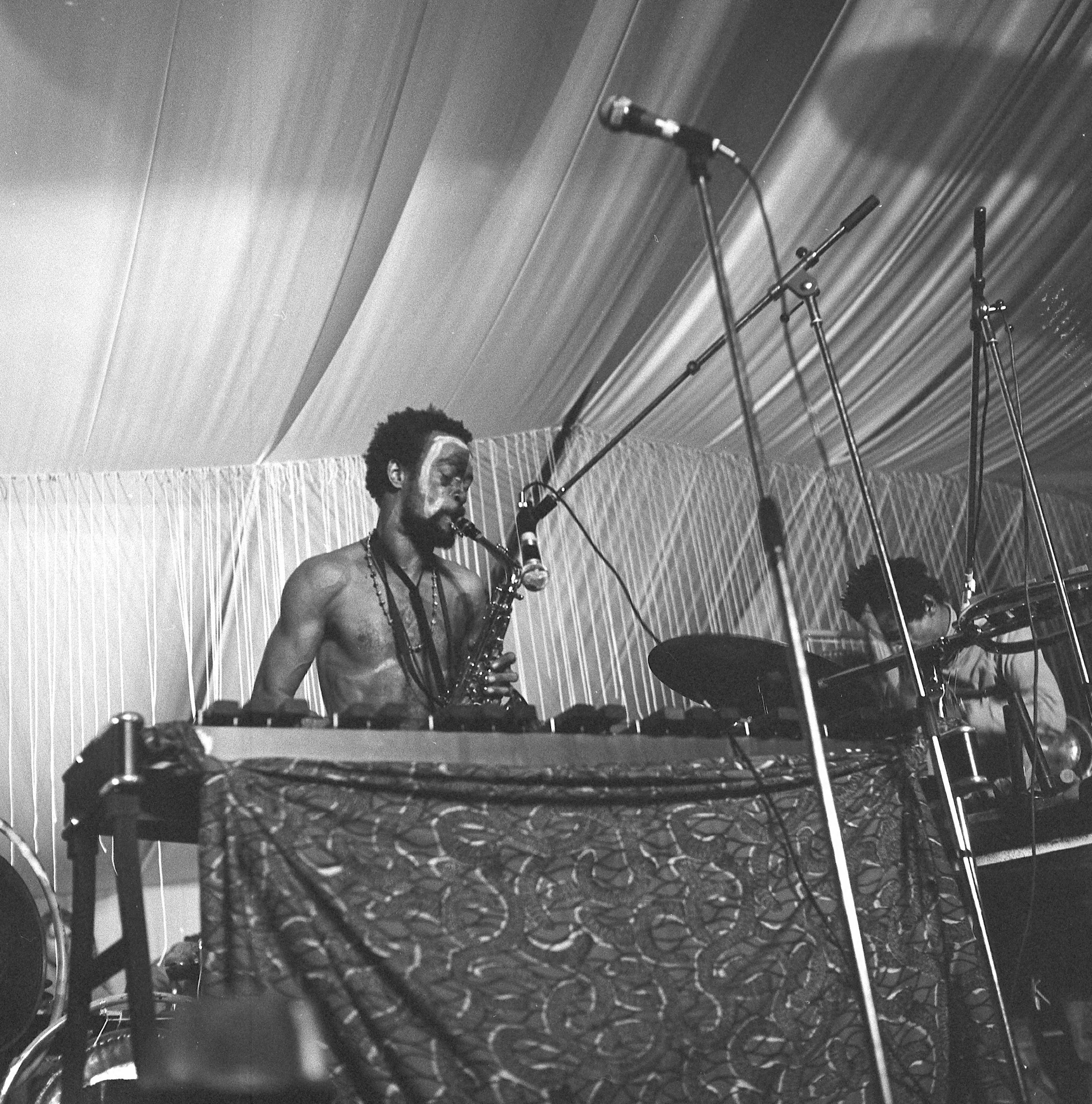 Joseph Jarman, al sax tenore, si esibisce al Festival di Mont-de-l'Enclus (Belgio), 1969