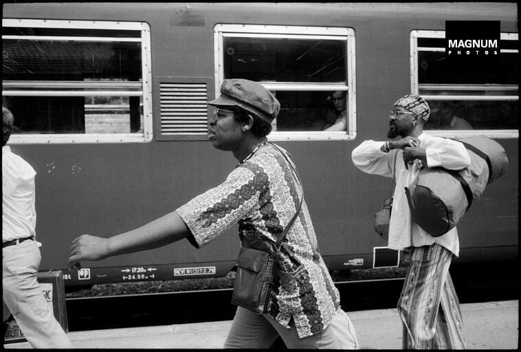 Malachi Favors e Joseph Jarman alla stazione di Tolone (Francia), il giorno dopo il loro concerto al festival di Châteauvallon, 1976 © (Guy Le Querrec)/Magnum/Contrasto 