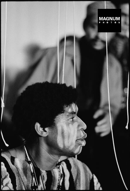 In primo piano, Malachi Favors; in secondo piano, Frank Wright (guest star, sax tenore); sullo sfondo s’intravede Alan Silva (guest star, basso, violoncello, violino). Festival di Amougies, 1969 © (Guy Le Querrec)/Magnum/Contrasto 