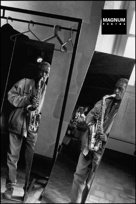 Roscoe Mitchell prima del soundcheck per il concerto al Le Mans Europa Jazz Festival, 1997 © (Guy Le Querrec)/Magnum/Contrasto 