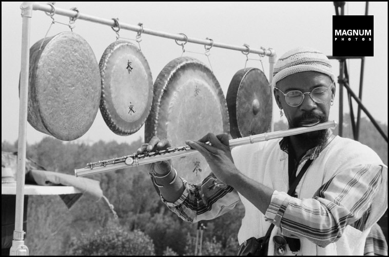 Joseph Jarman al flauto. Ollioules (Francia), 1976 © (Guy Le Querrec)/Magnum/Contrasto 