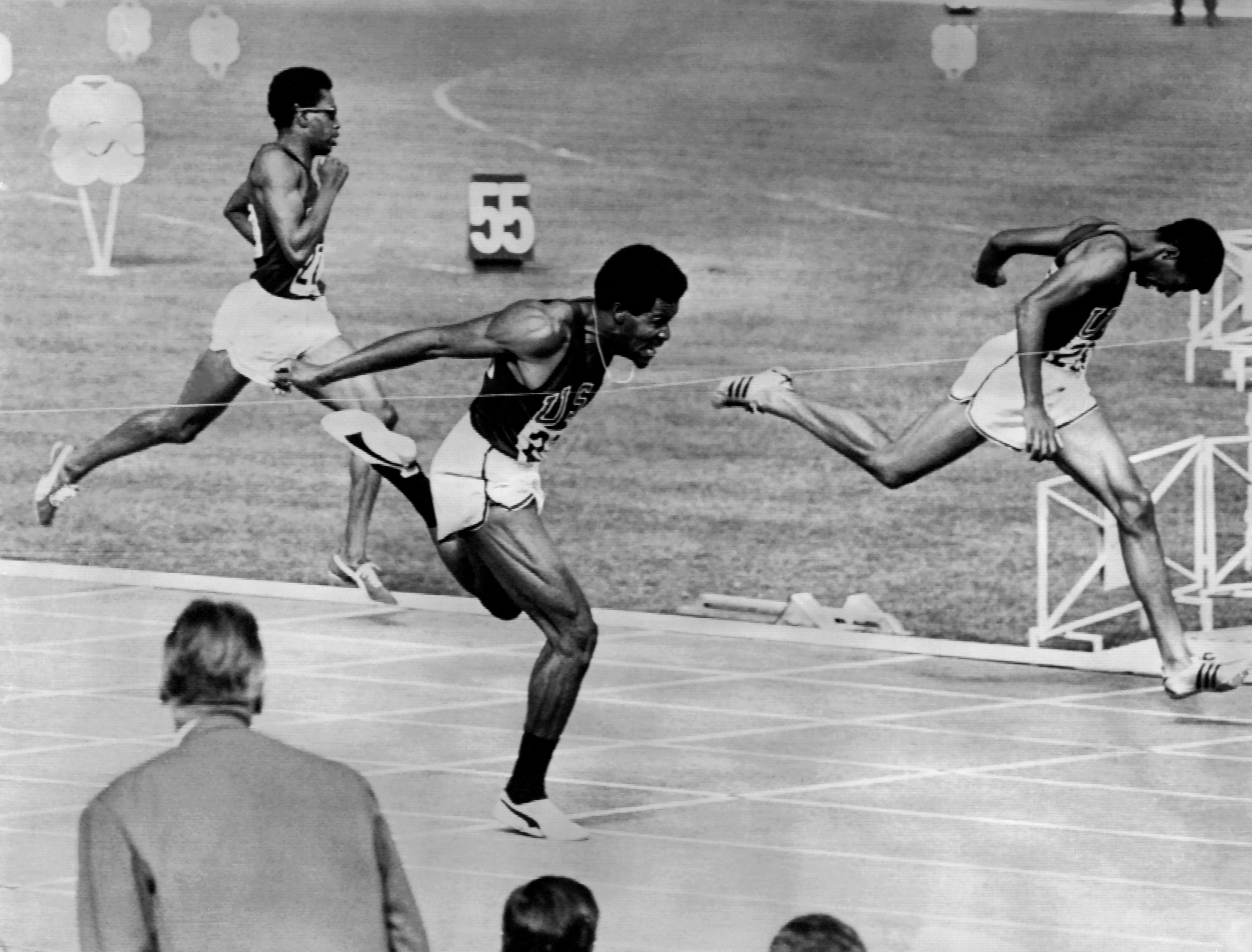 L'atleta americano Lee Evans taglia il traguardo della finale dei 400 metri piani davanti ai connazionali Larry James (a destra) e Ronald Freeman (a sinistra) 