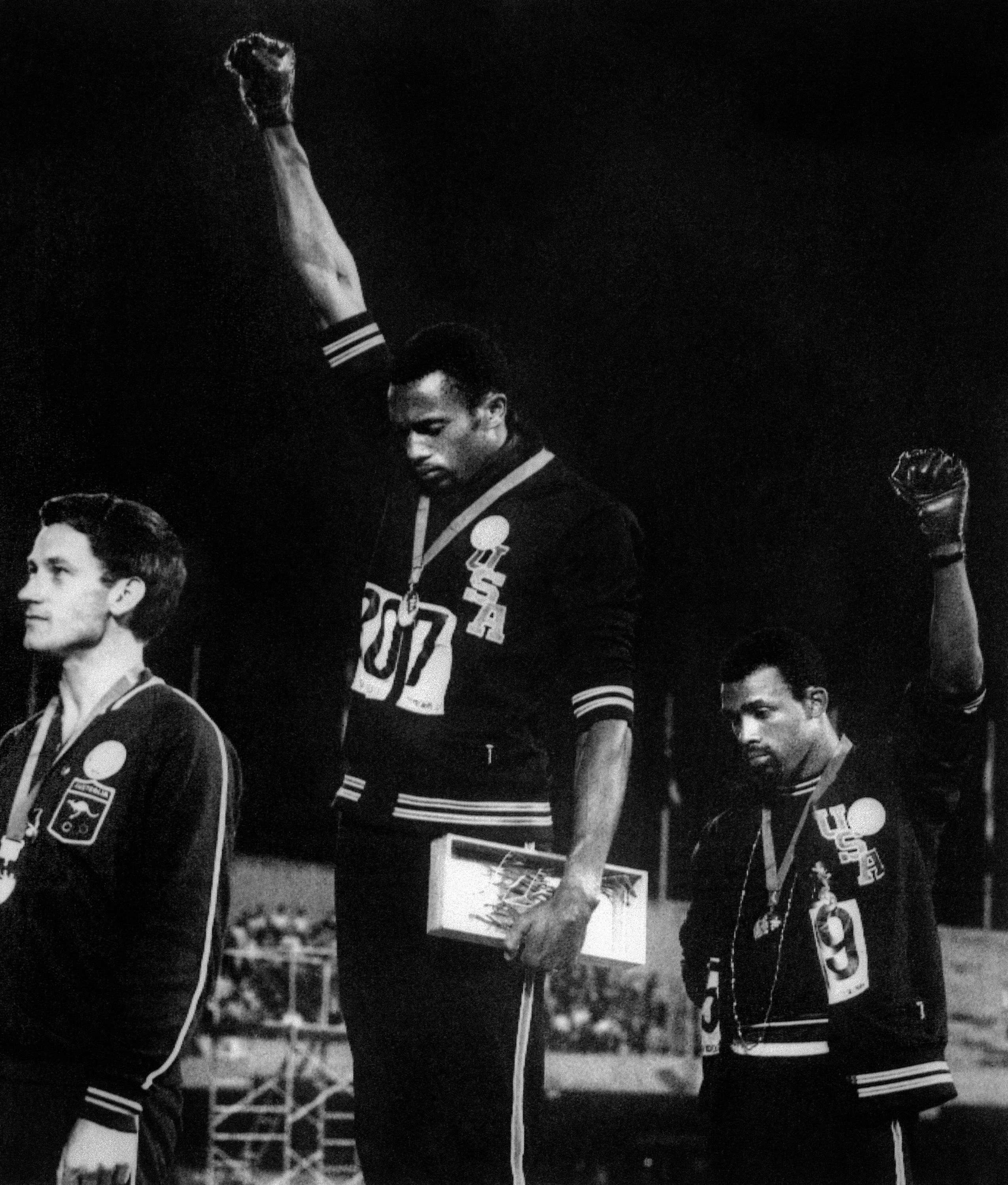 Durante l'esecuzione dell'inno statunitense alla premiazione della finale dei 200 metri piani, Tommie Smith (medaglia d'oro) e John Carlos (medaglia di bronzo) abbassano la testa e alzano al cielo il pugno sinistro il primo e quello destro il secondo con un guanto nero, in favore dei diritti civili dei neri. Questo gesto passerà alla storia, diventando uno dei simboli della lotta contro il razzismo 