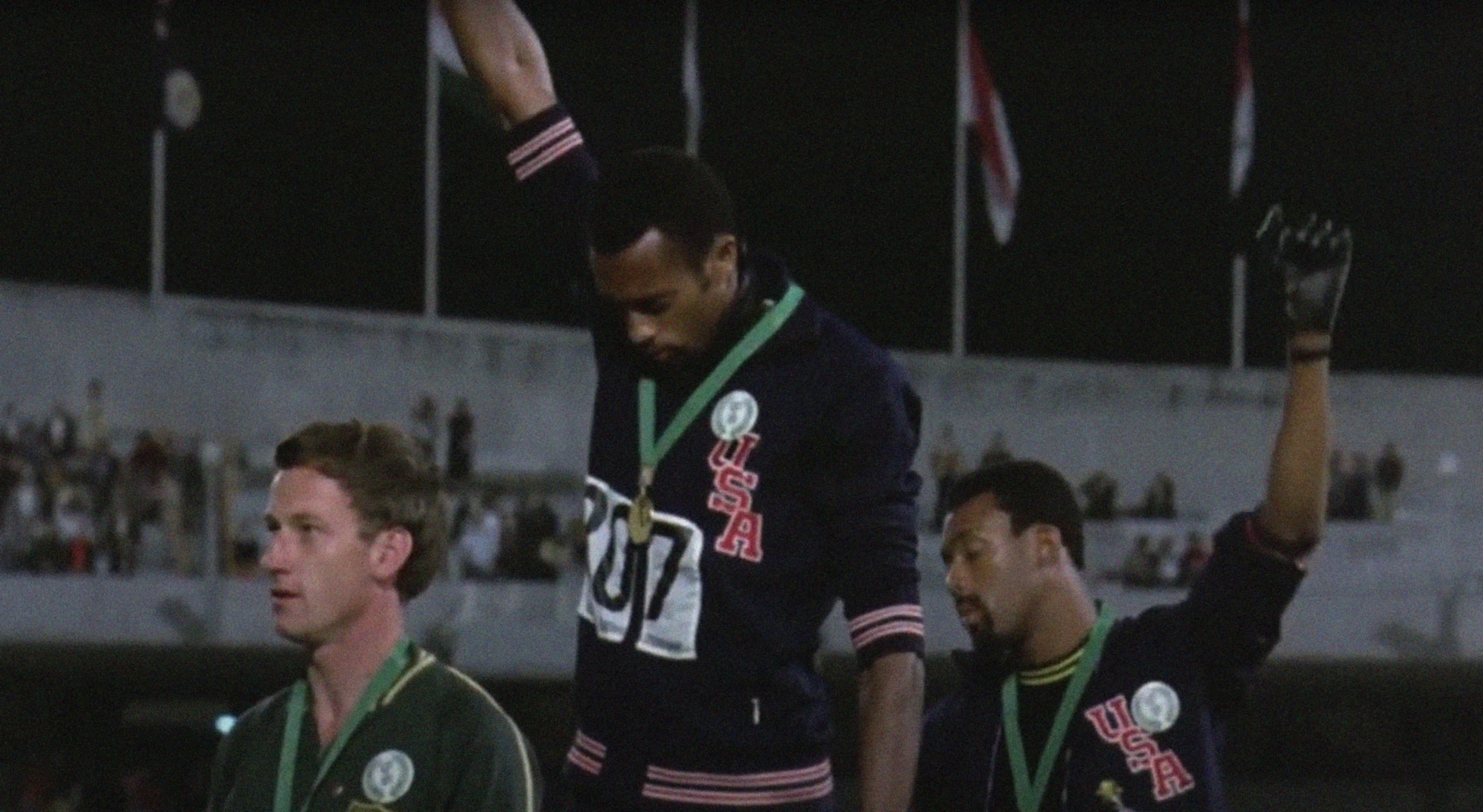 La versione a colori della famosa immagine scattata dal fotografo John Dominis e relativa al gesto di protesta dei due atleti afroamericani 