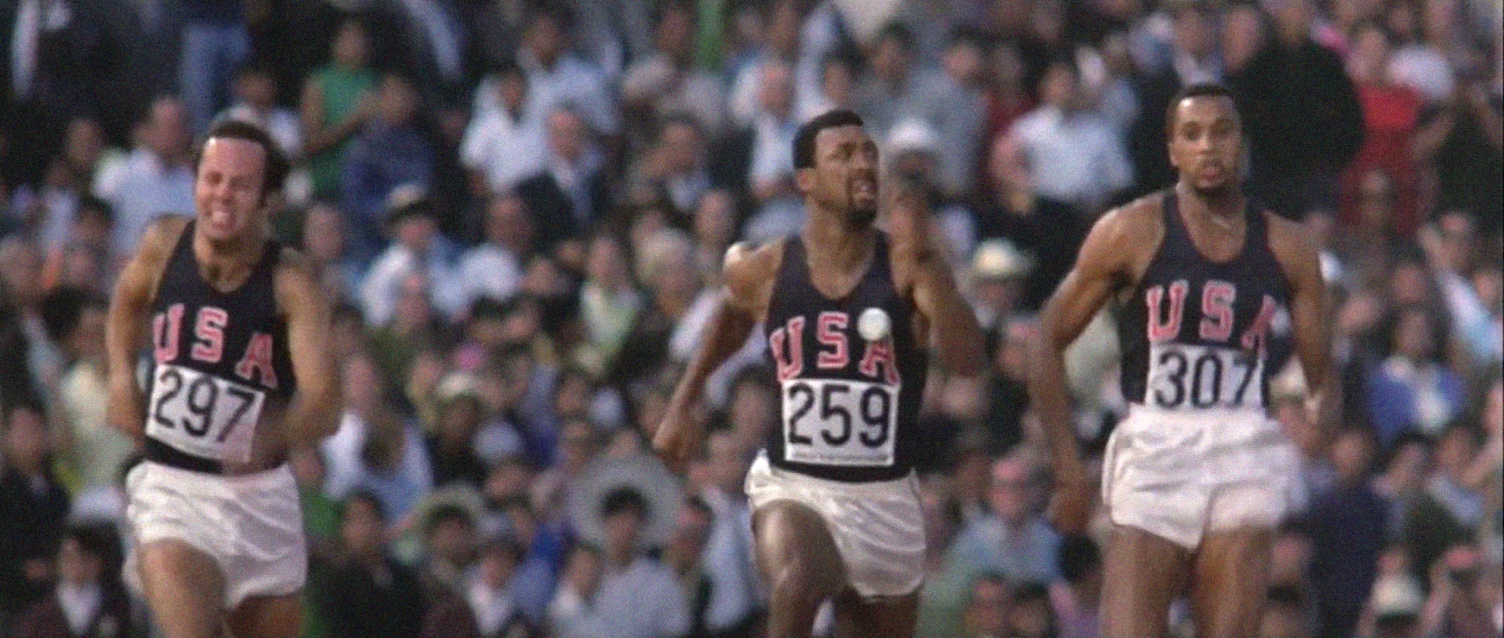 Un particolare della finale dei 200 metri piani, da sinistra: Larry Quested, John Carlos, Tommie Smith. I due atleti afroamericani passeranno alla storia per il loro gesto di protresta durante la premiazione della gara