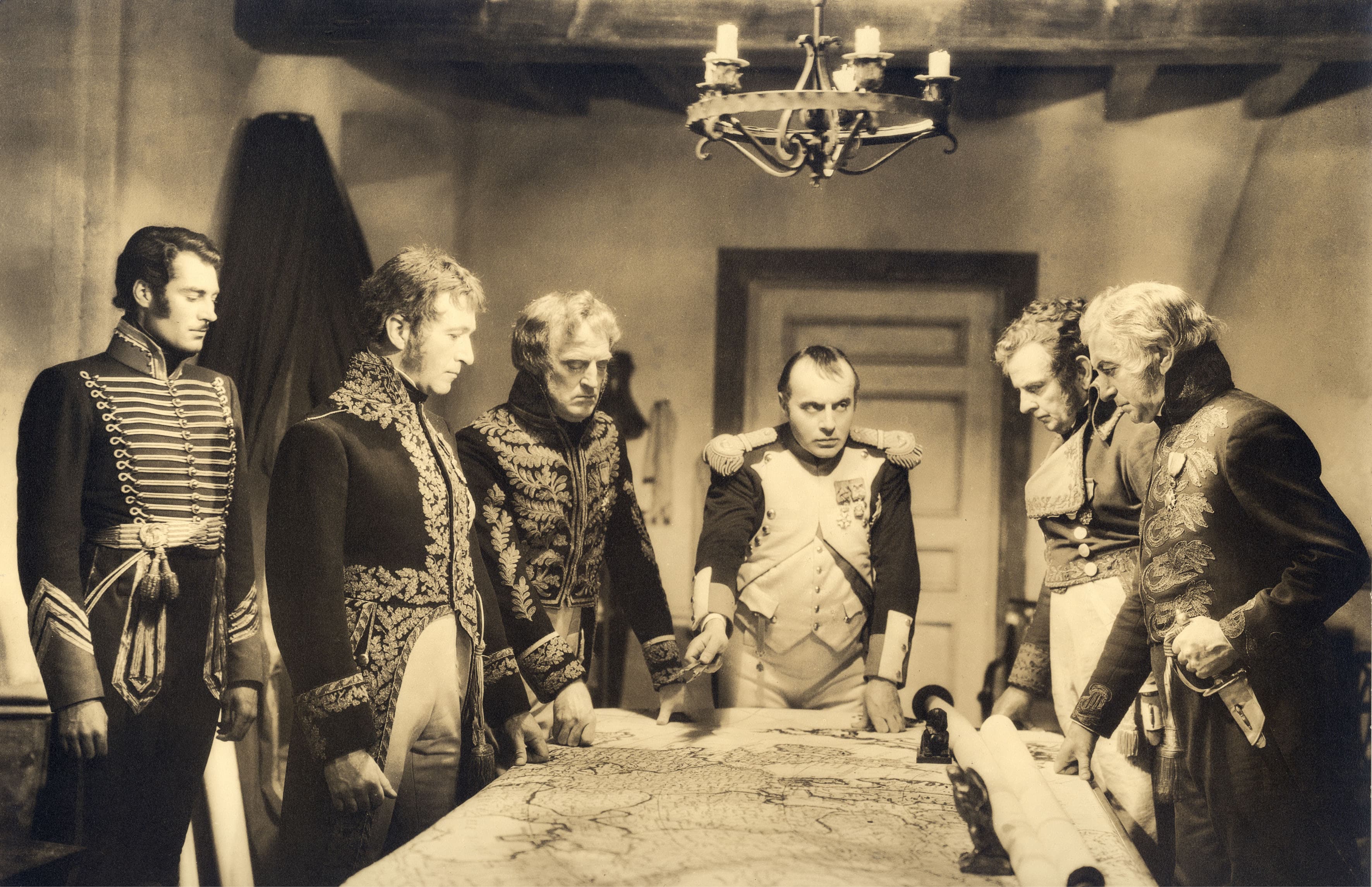 Una scena del film "Maria Walewska" del 1937. Al centro, nei panni di Napoleone, l'attore francese Charles Boyer