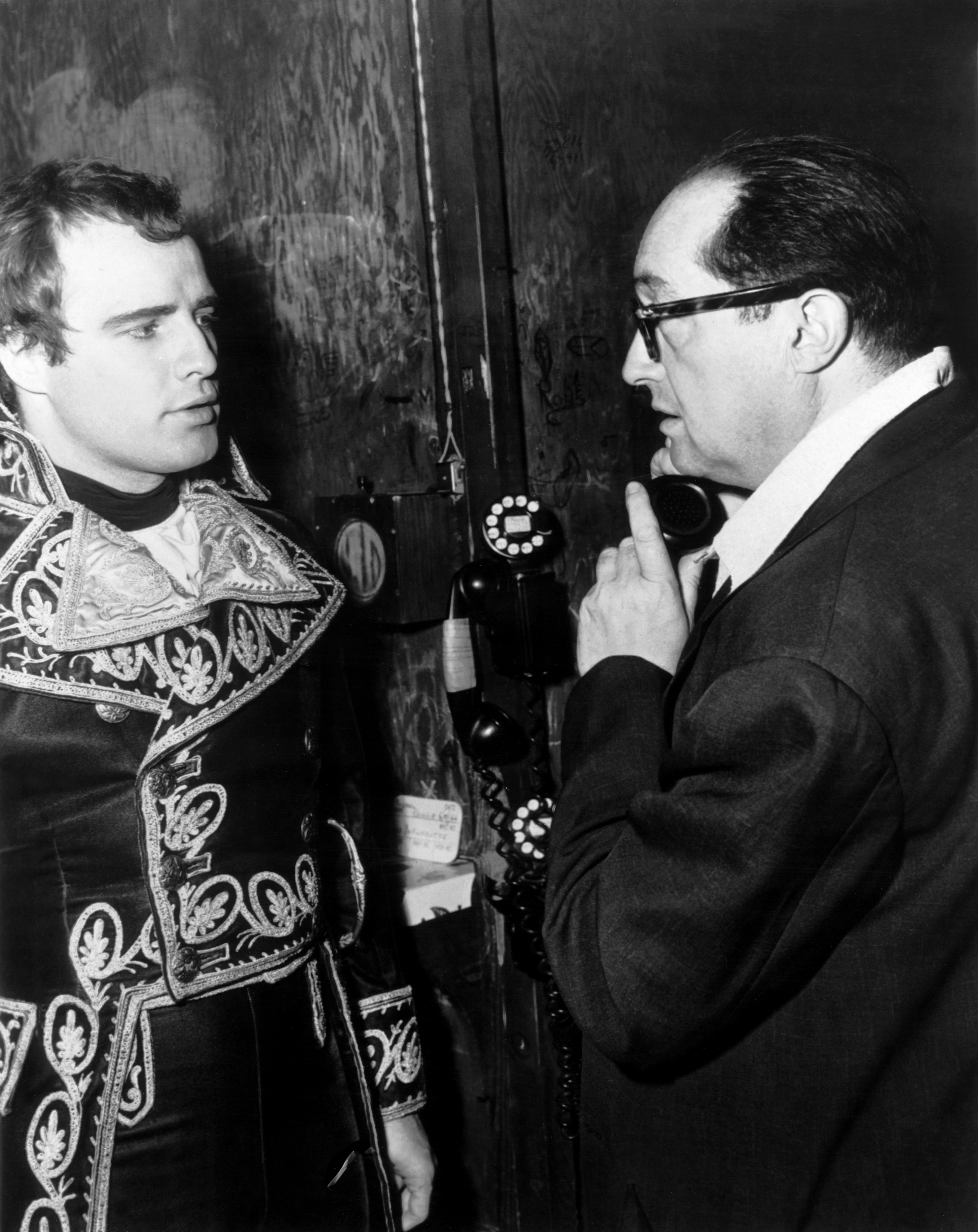 L'attore Marlon Brando e il regista Henry Koster sul set del film "Desirée", 1954