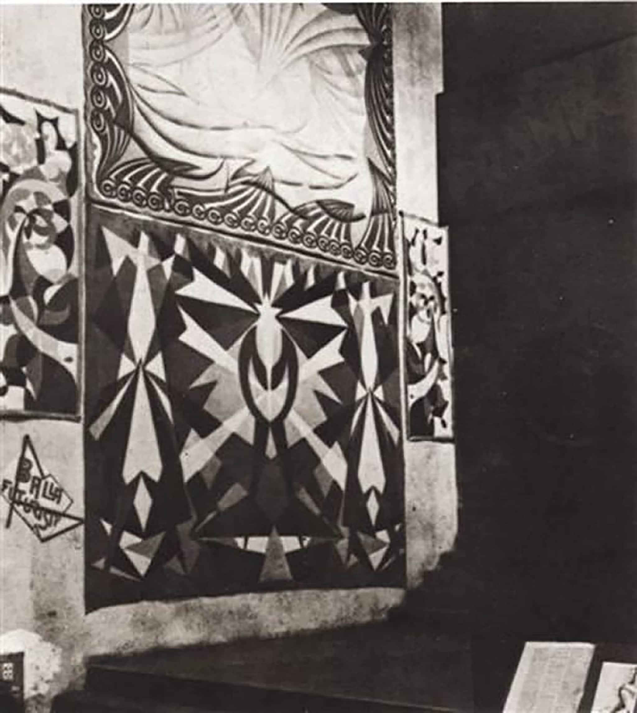  Foto dell’allestimento delle tele d’arazzo "Mare velivolato" e "Genio Futurista" esposte all’Exposition Internationale des Arts Decoratifs a Parigi nel giugno 1925. 